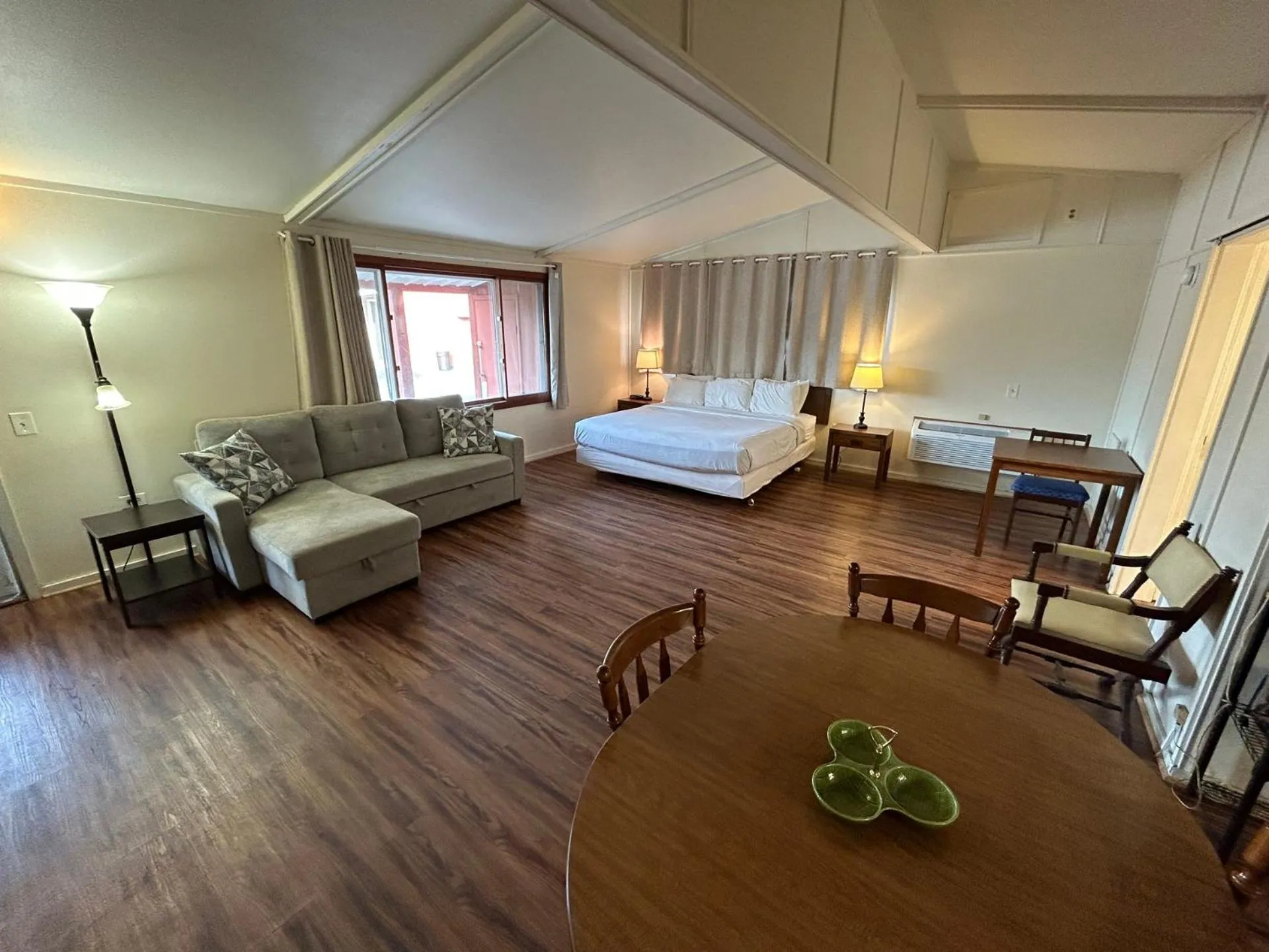 Bed in Valley Inn and Suites