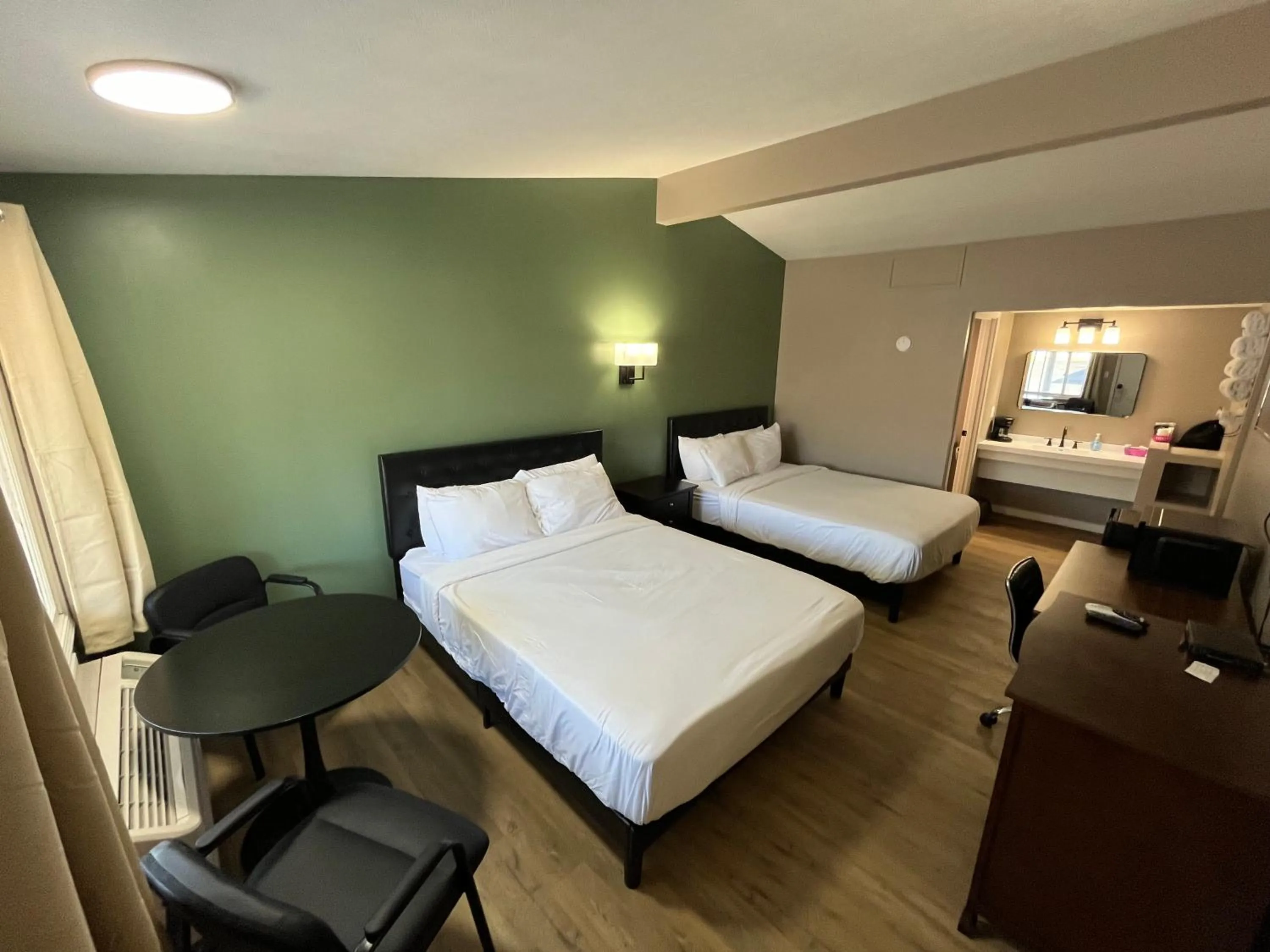 Bedroom, Bed in Valley Inn and Suites
