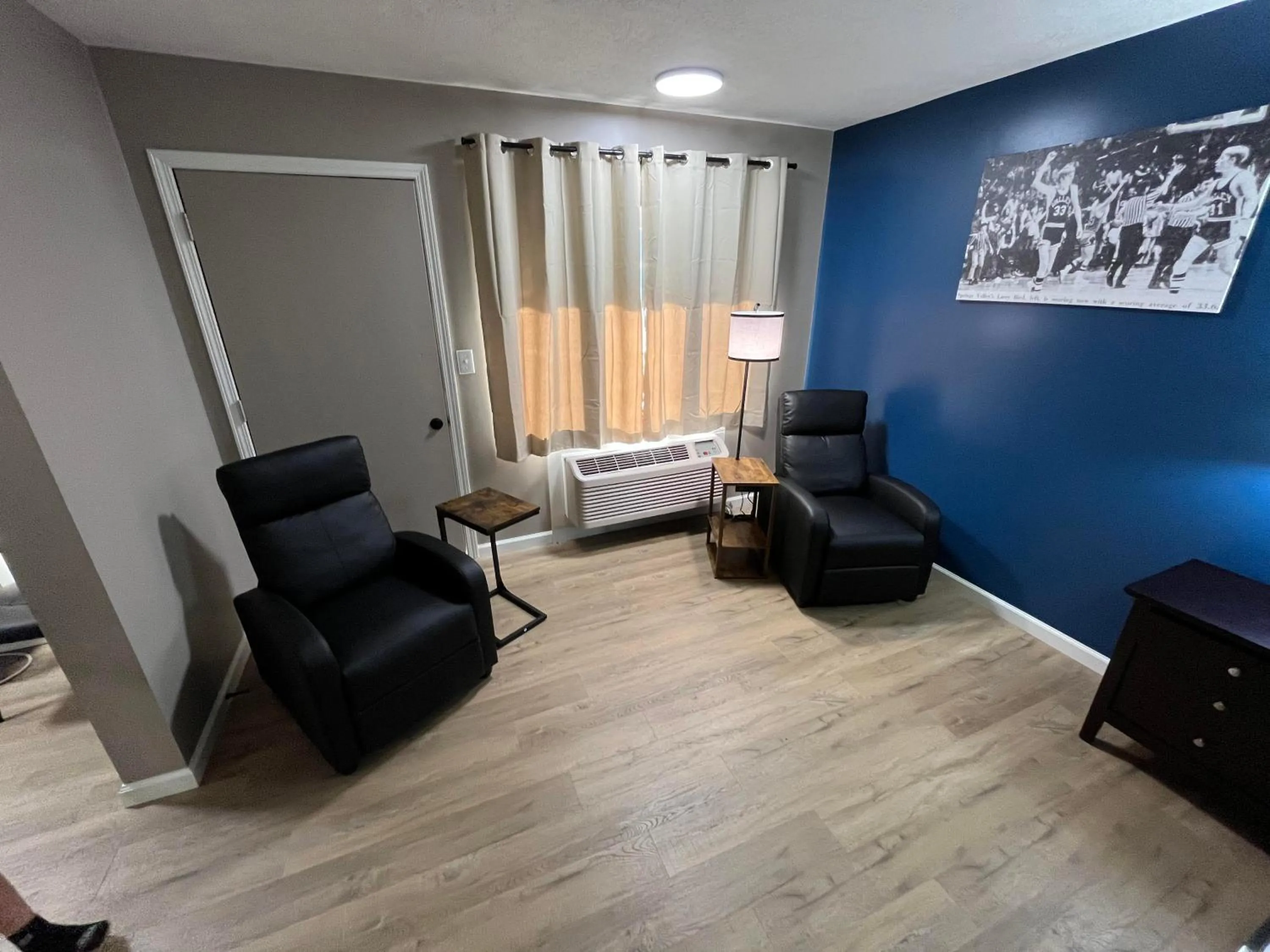 Seating area, Bed in Valley Inn and Suites