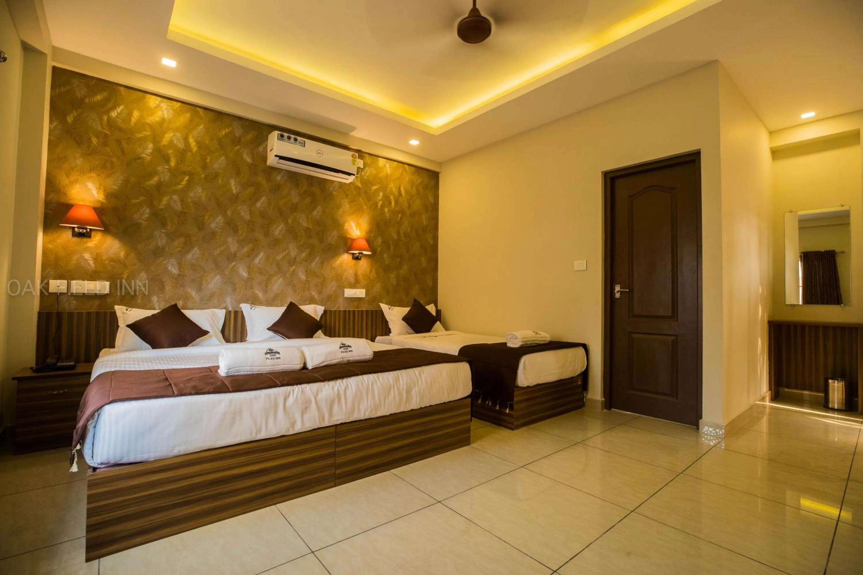 Photo of the whole room, Bed in Oak Field Inn