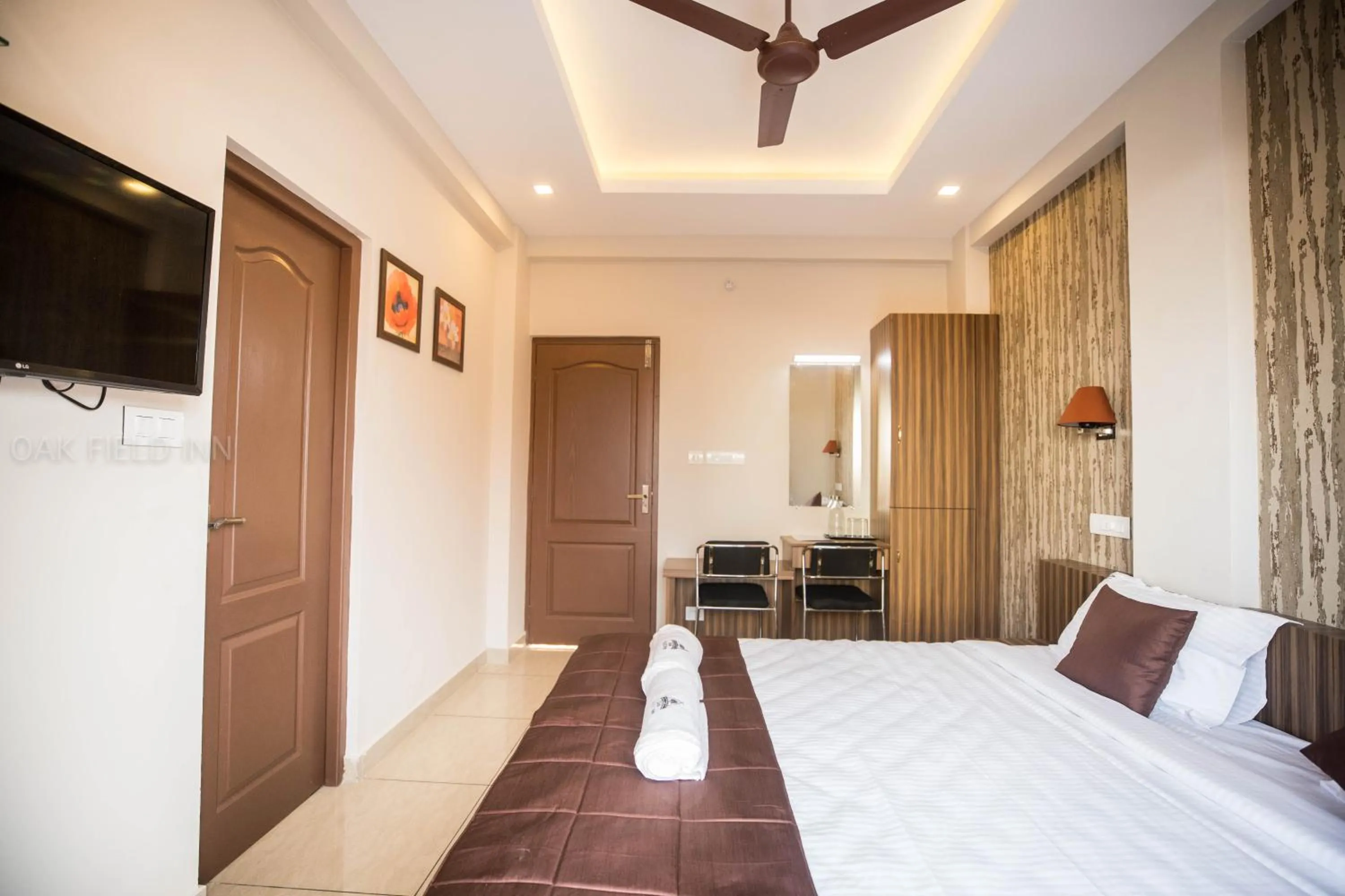 Photo of the whole room, Bed in Oak Field Inn