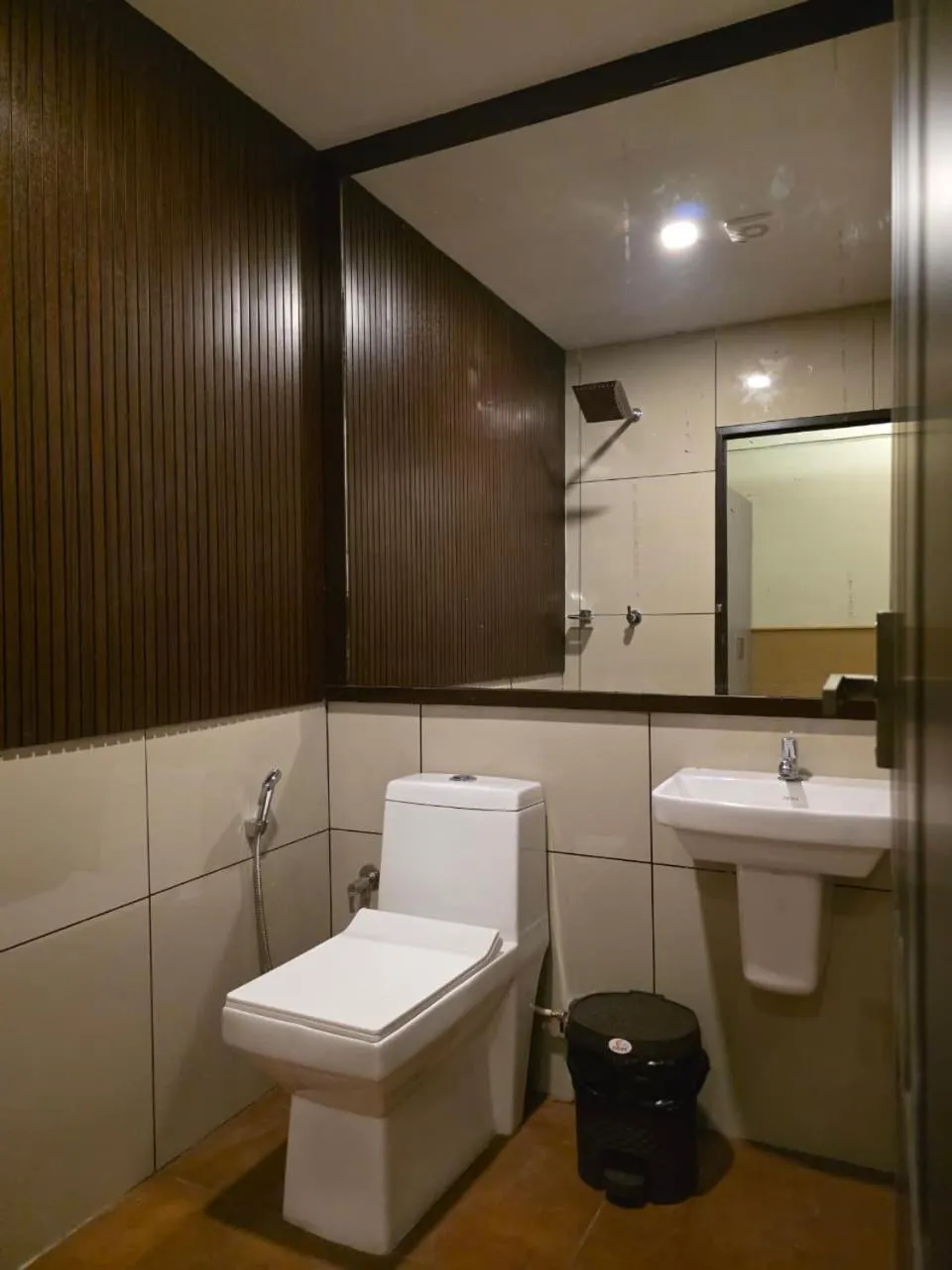 Toilet in Oak Field Inn