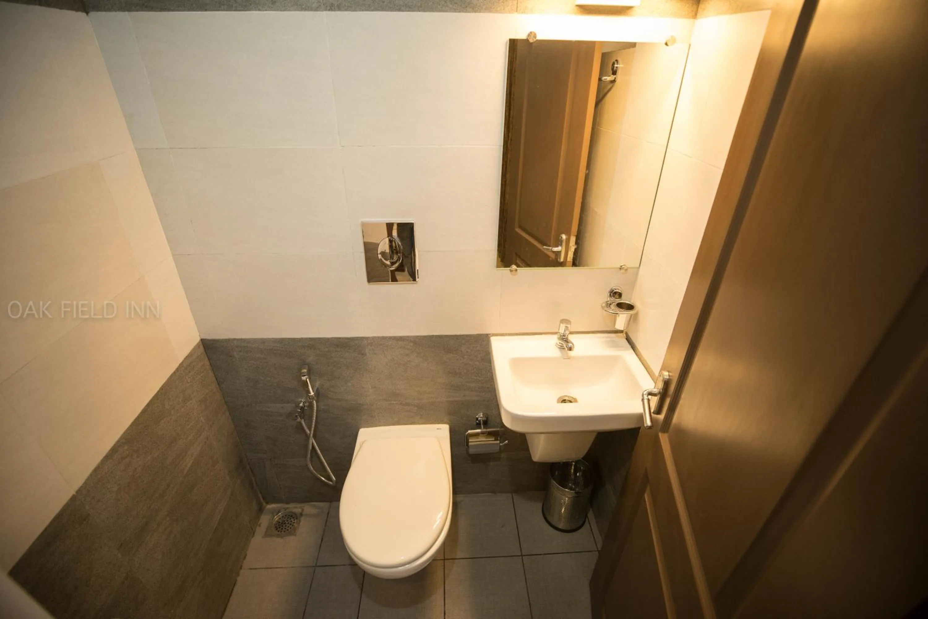 Toilet in Oak Field Inn