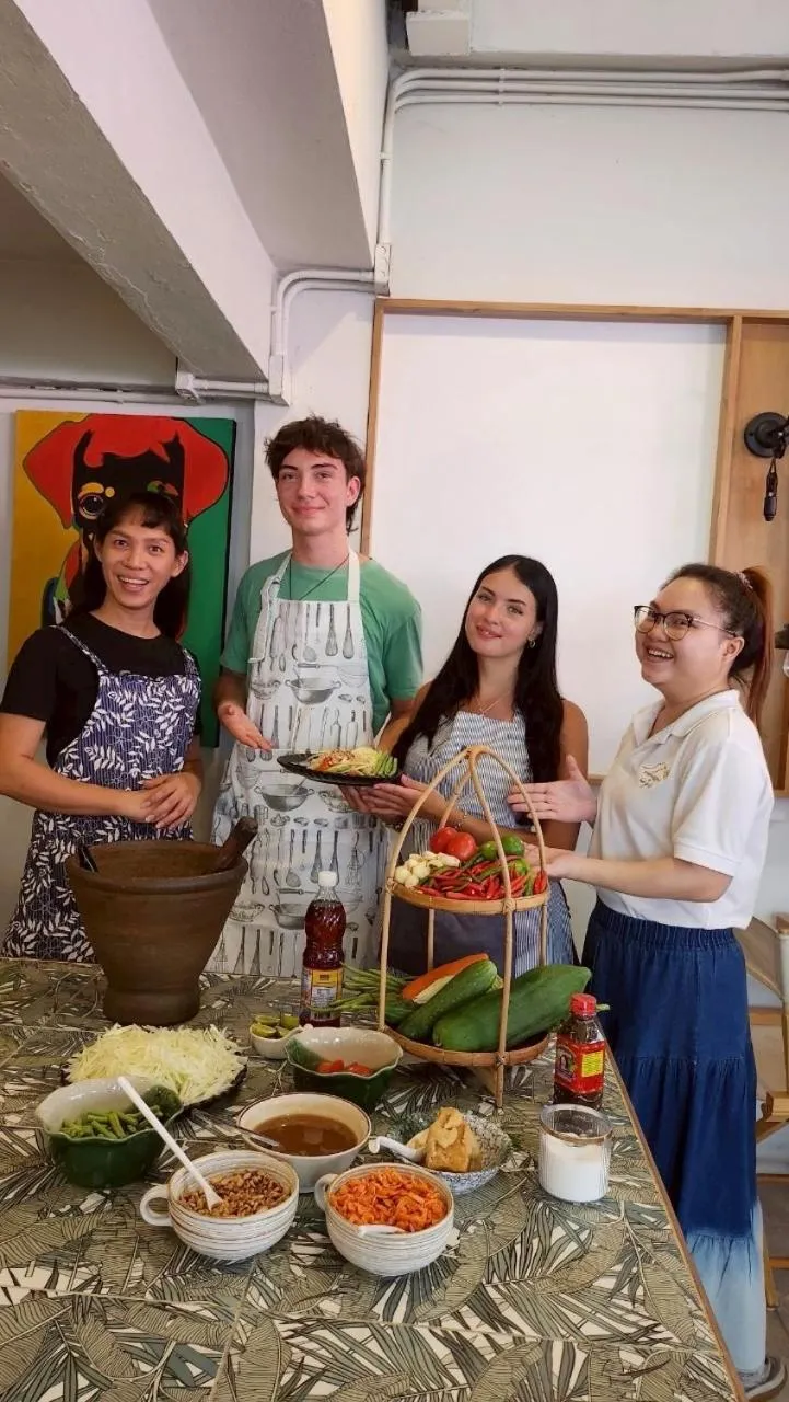 Restaurant/places to eat in Unplugged at Bangrak Design Hostel