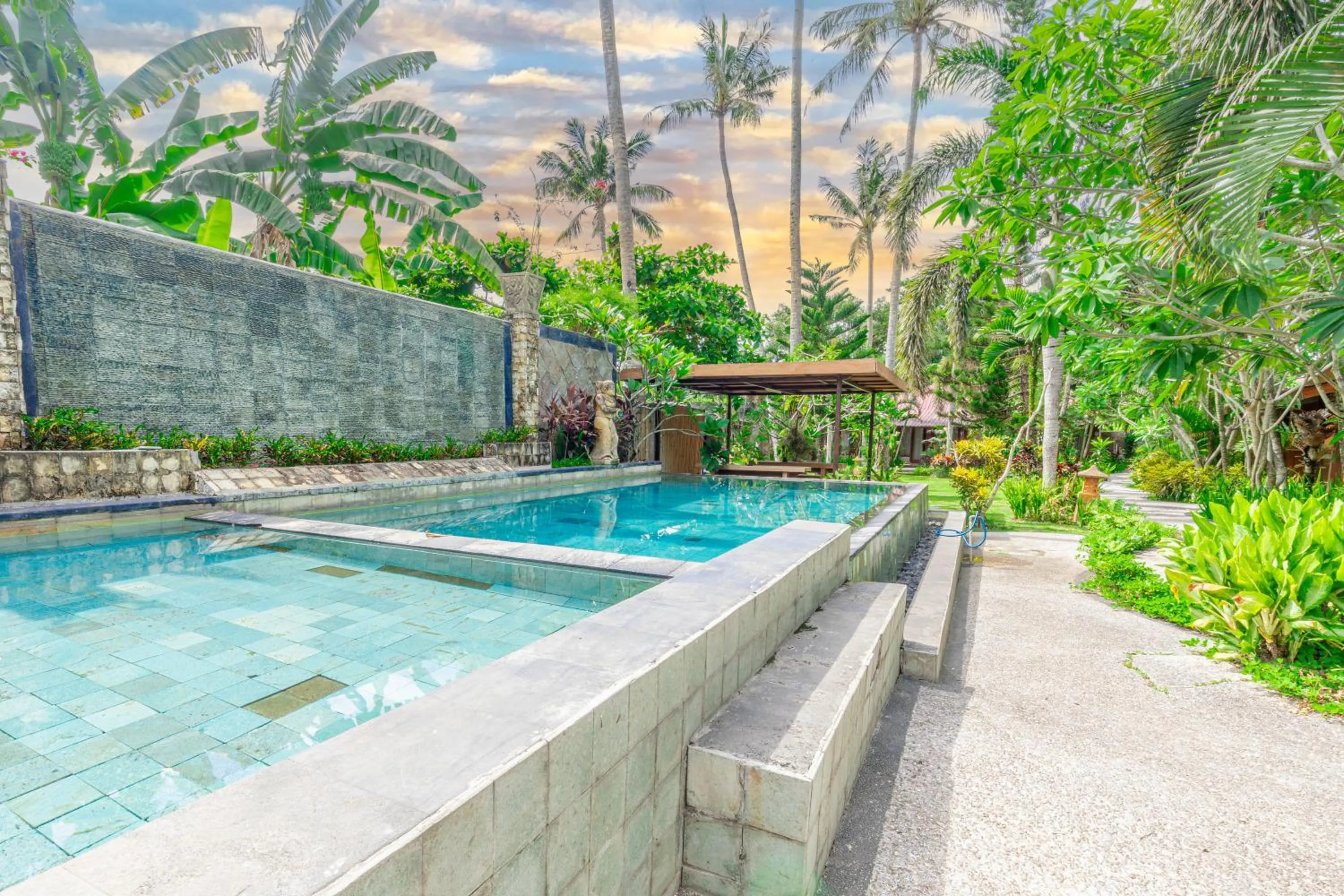 Swimming pool in Green Asri Hotel