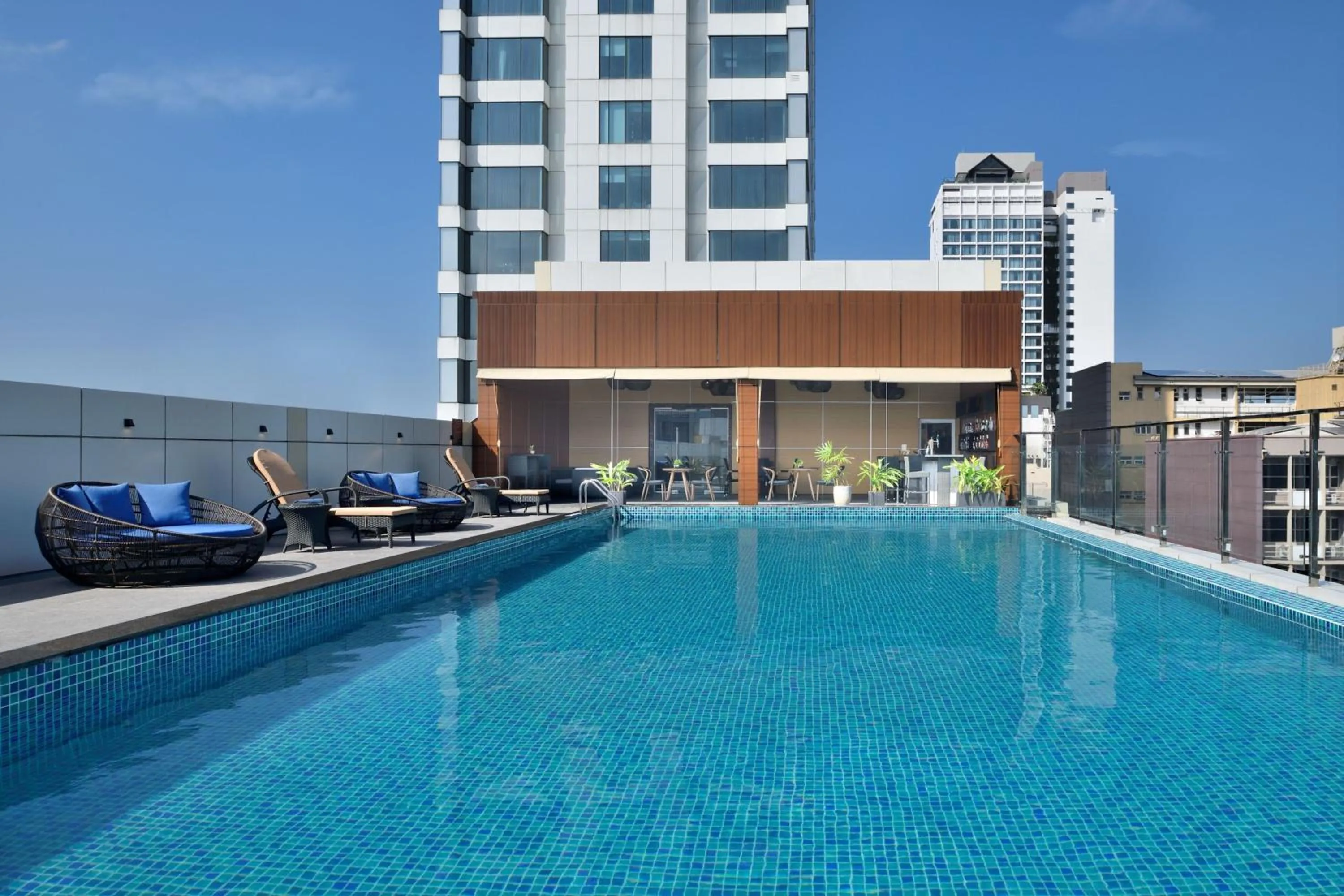 Swimming pool in Sheraton Colombo Hotel