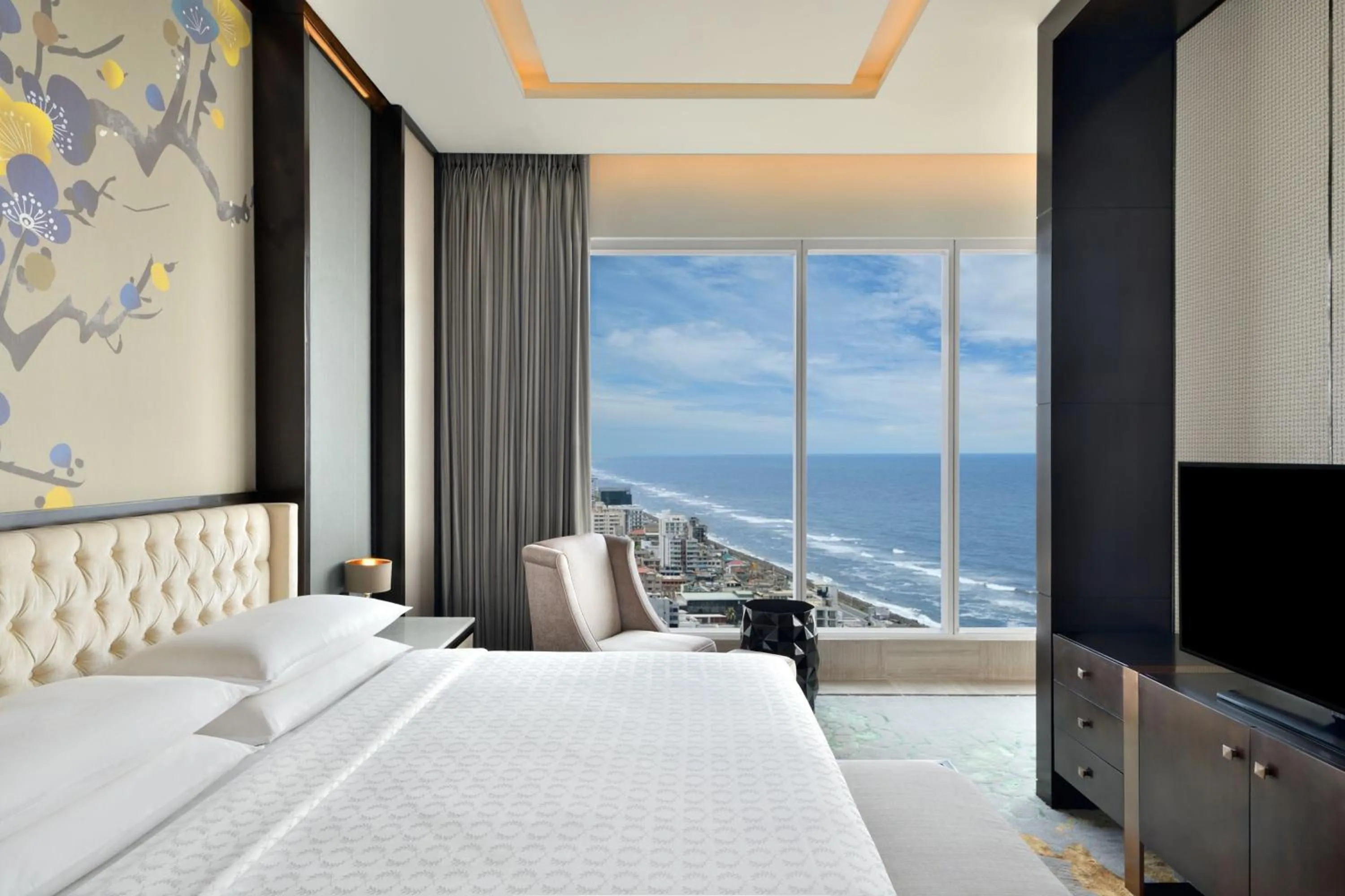 Bedroom, Bed in Sheraton Colombo Hotel