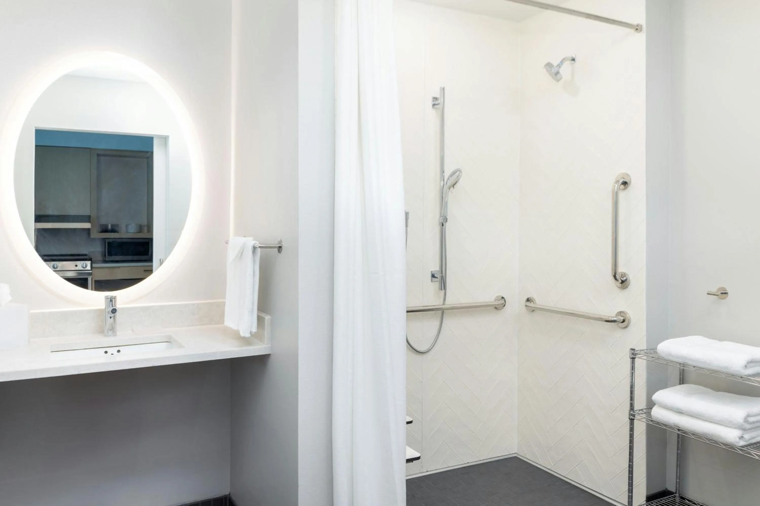 Bathroom in TownePlace Suites by Marriott Monrovia