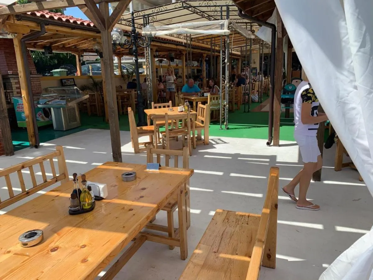 Restaurant/places to eat in Elizabeth Beach Apartments