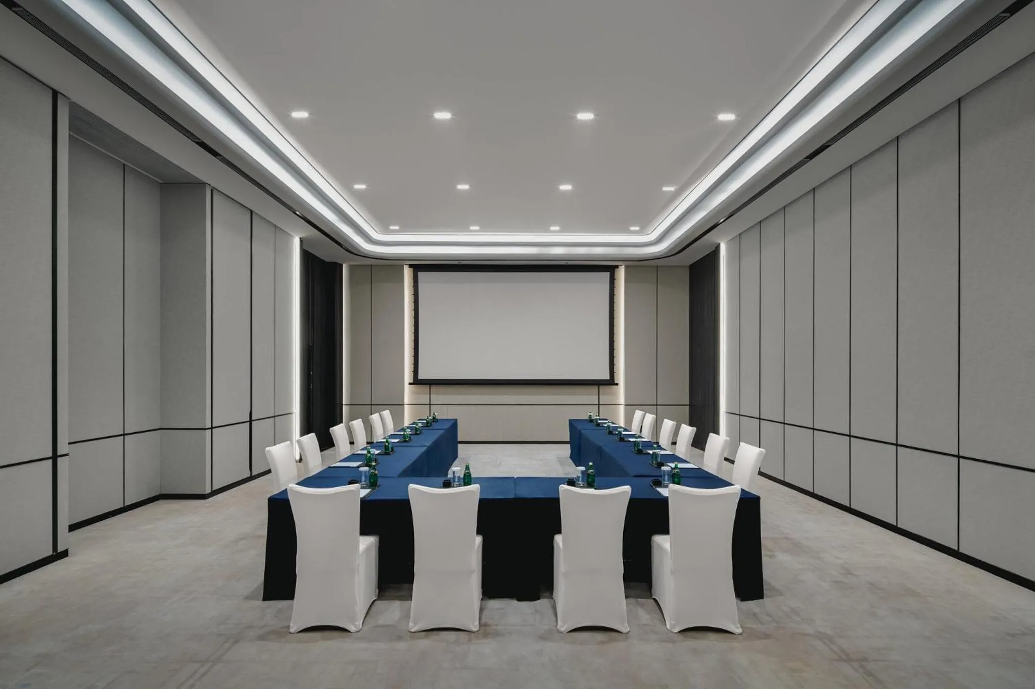 Meeting/conference room in Crowne Plaza Ezhou by IHG