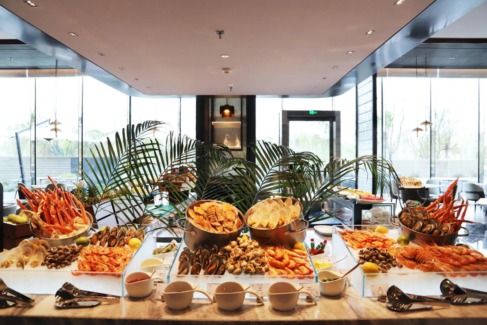 Restaurant/places to eat in Crowne Plaza Ezhou by IHG