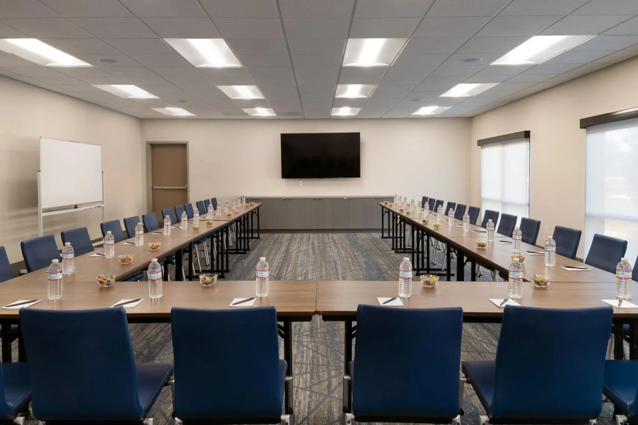 Meeting/conference room in Holiday Inn Express & Suites Fresno Airport by IHG