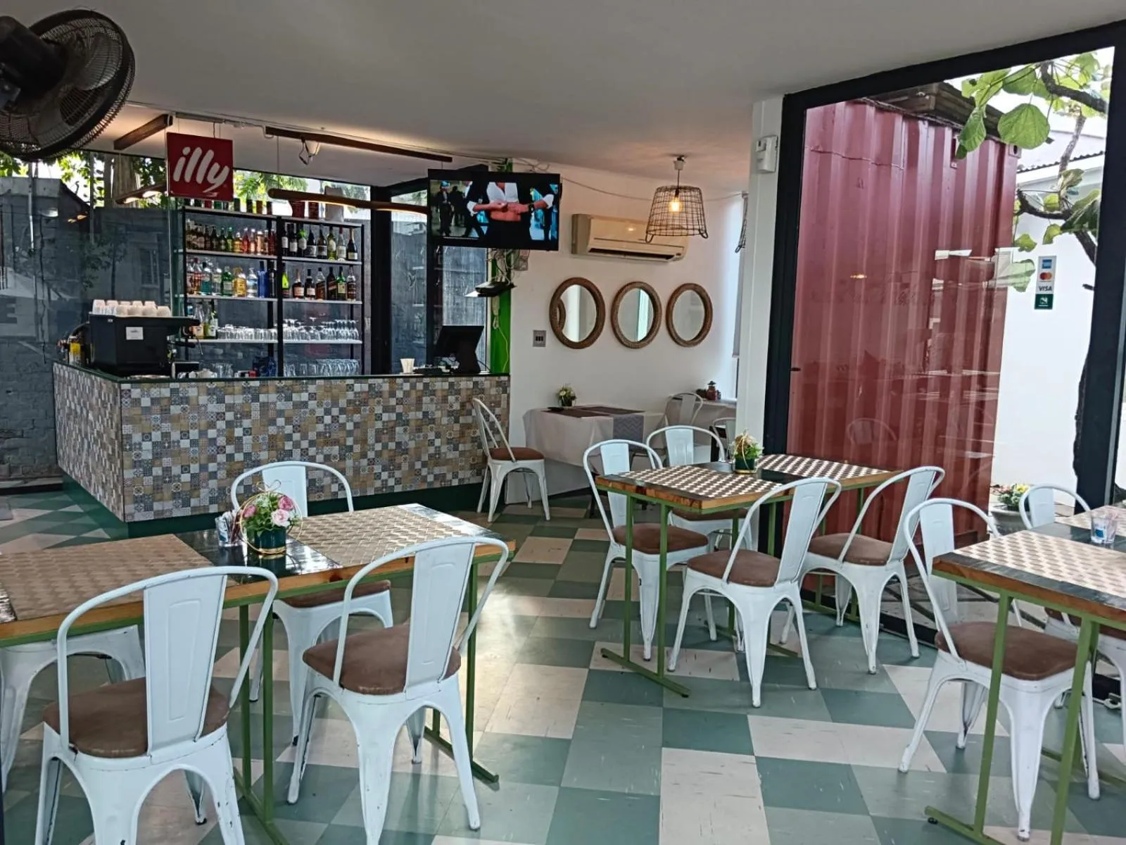 Restaurant/places to eat in concierge hotel