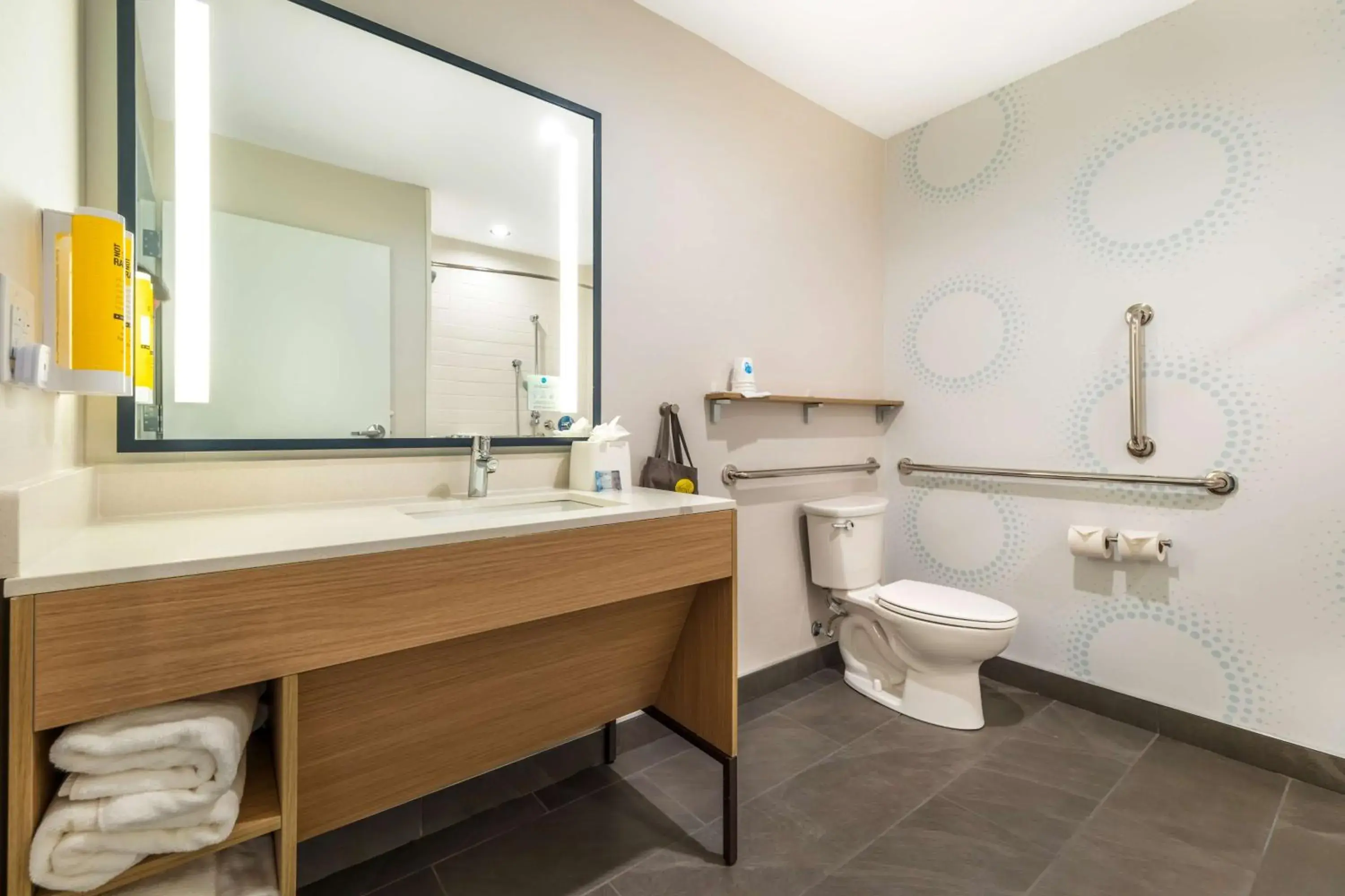 King Room with Walk-In Shower in Tru By Hilton Lexington Hamburg King Room with Walk-In Shower in Tru By Hilton Lexington Hamburg