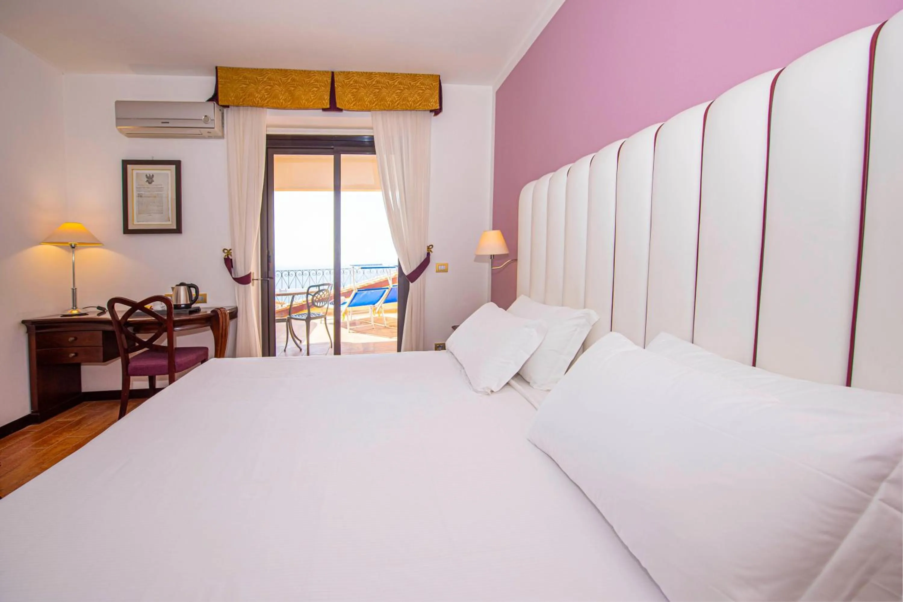 Bed in Baia Taormina - CDSHotels