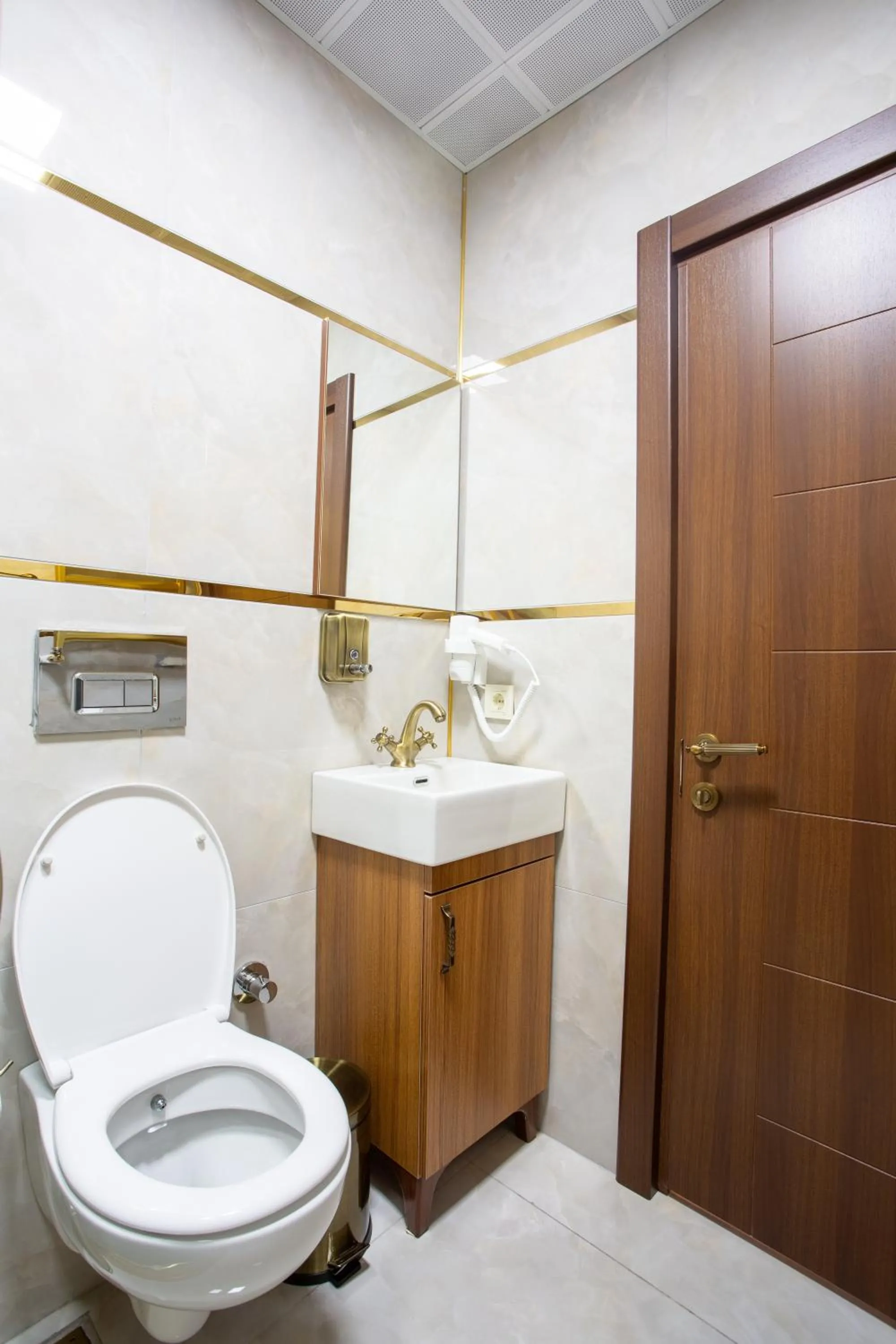 Toilet in Sayina Hotel