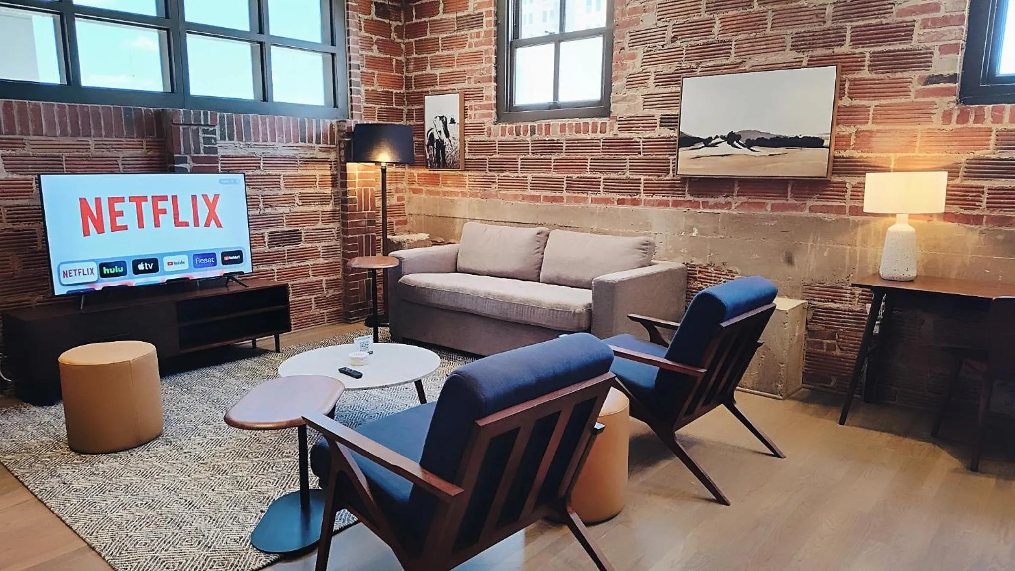 TV and multimedia in The Maverick, powered by Placemakr - River Walk