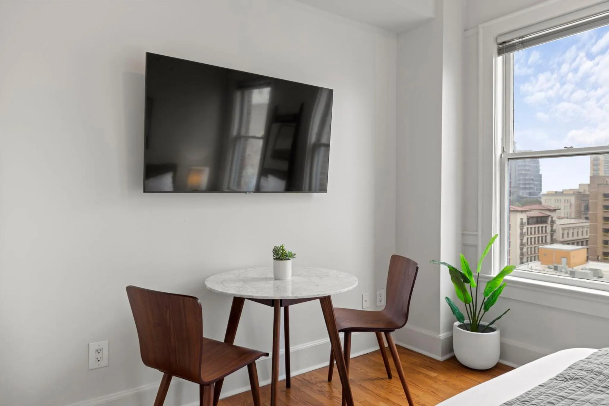 TV and multimedia in The Maverick, powered by Placemakr - River Walk