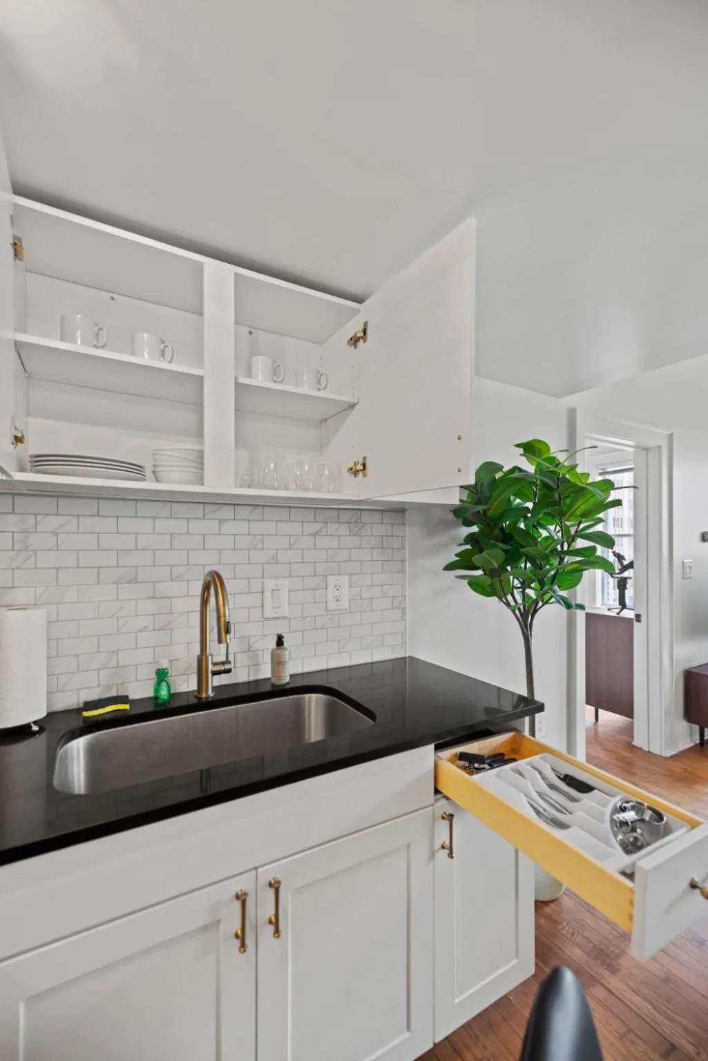 Kitchen or kitchenette in The Maverick, powered by Placemakr - River Walk