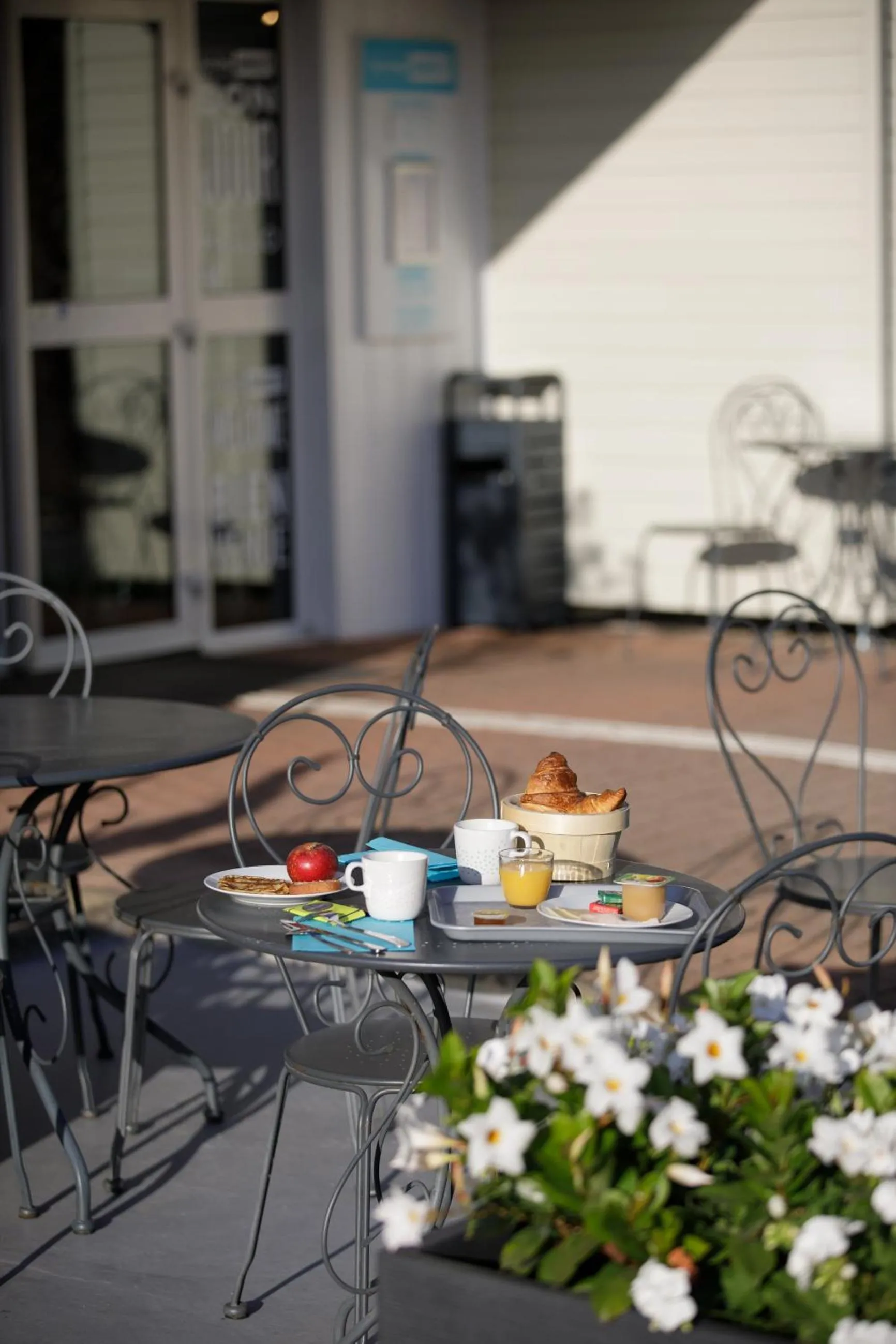 Patio in KYRIAD DIRECT Orleans - La Chapelle St Mesmin