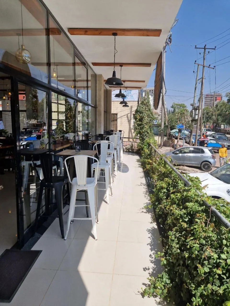 Restaurant/places to eat in Zemilo Hotel Apartment