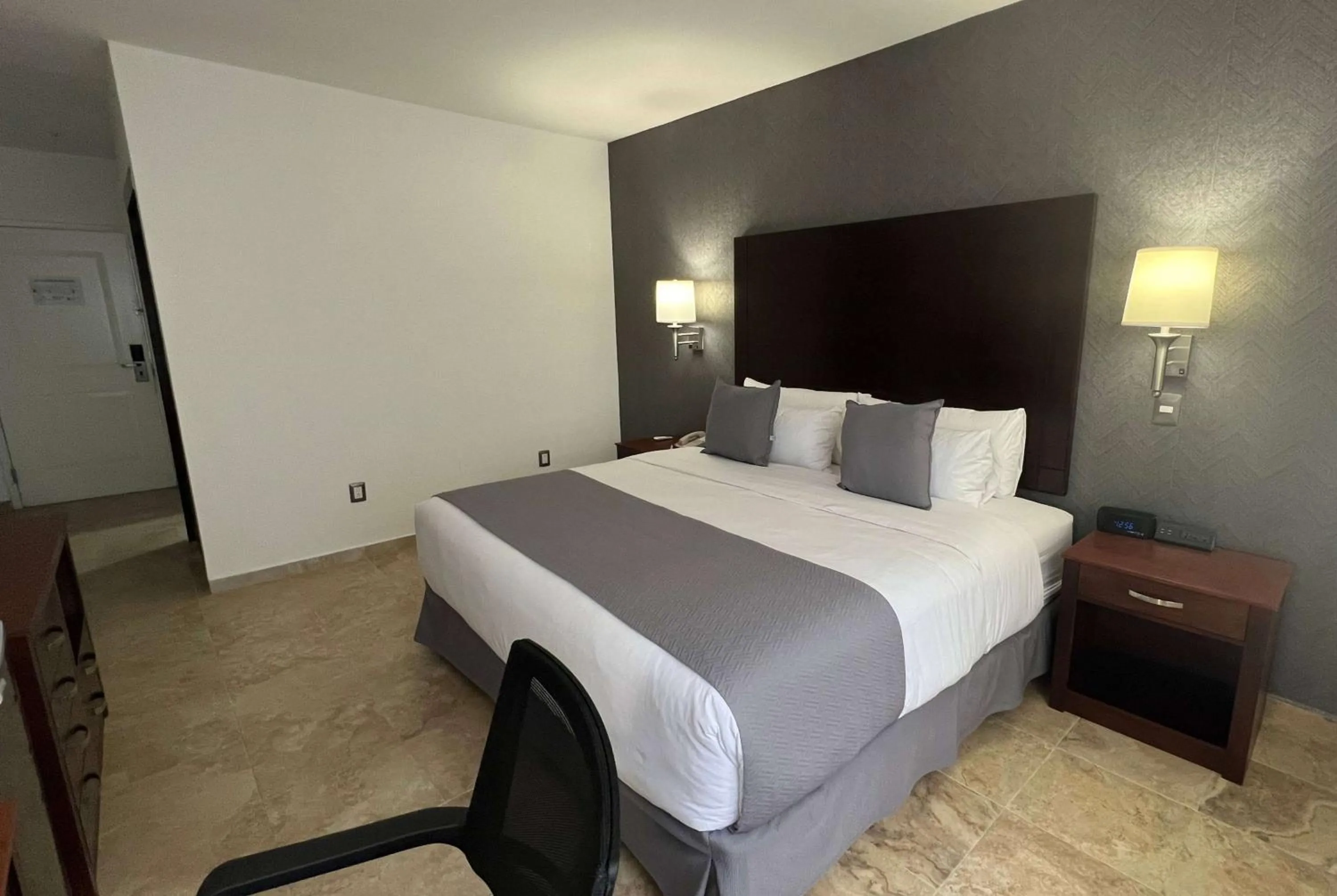 Photo of the whole room, Bed in La Quinta by Wyndham Reynosa
