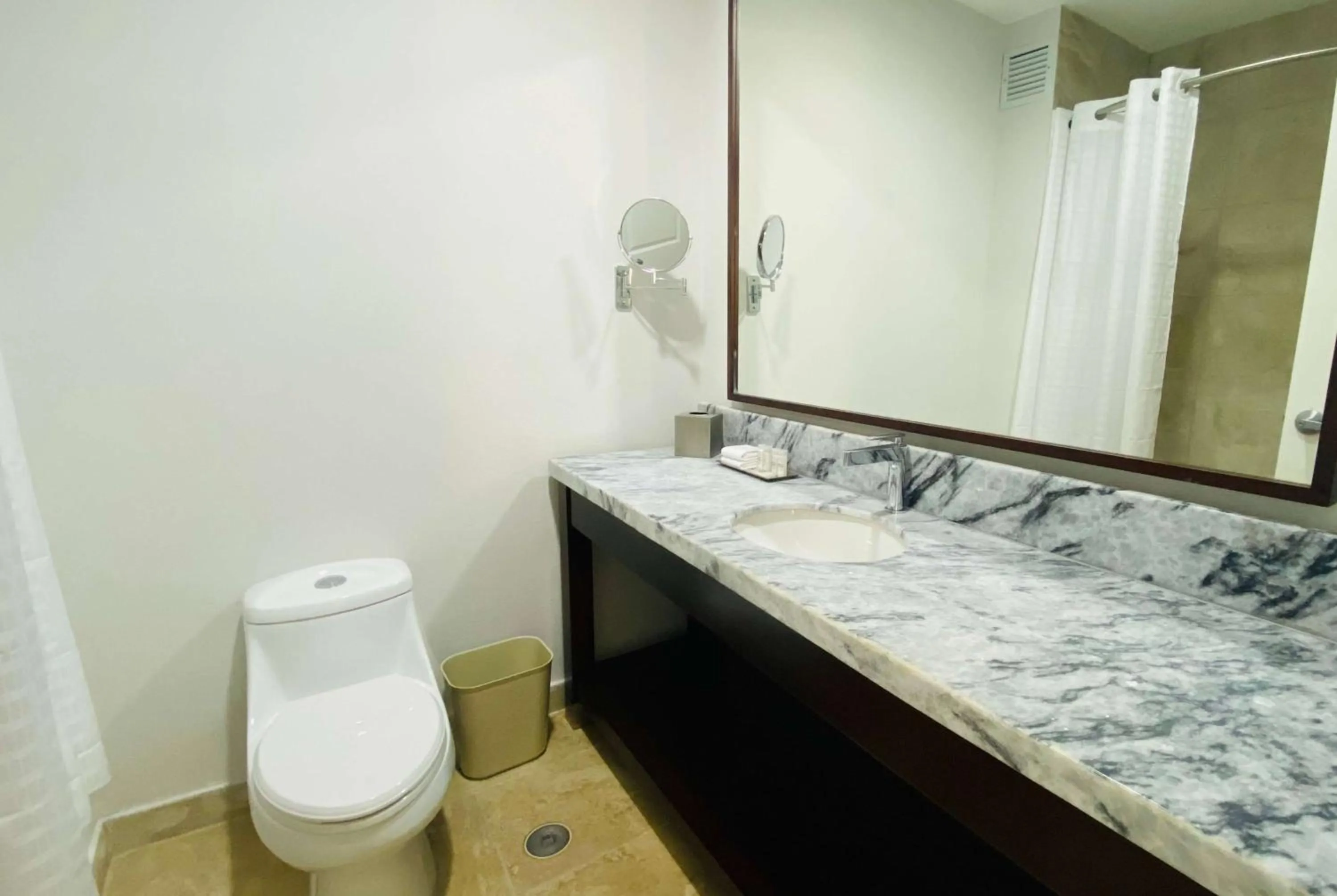 TV and multimedia in La Quinta by Wyndham Reynosa