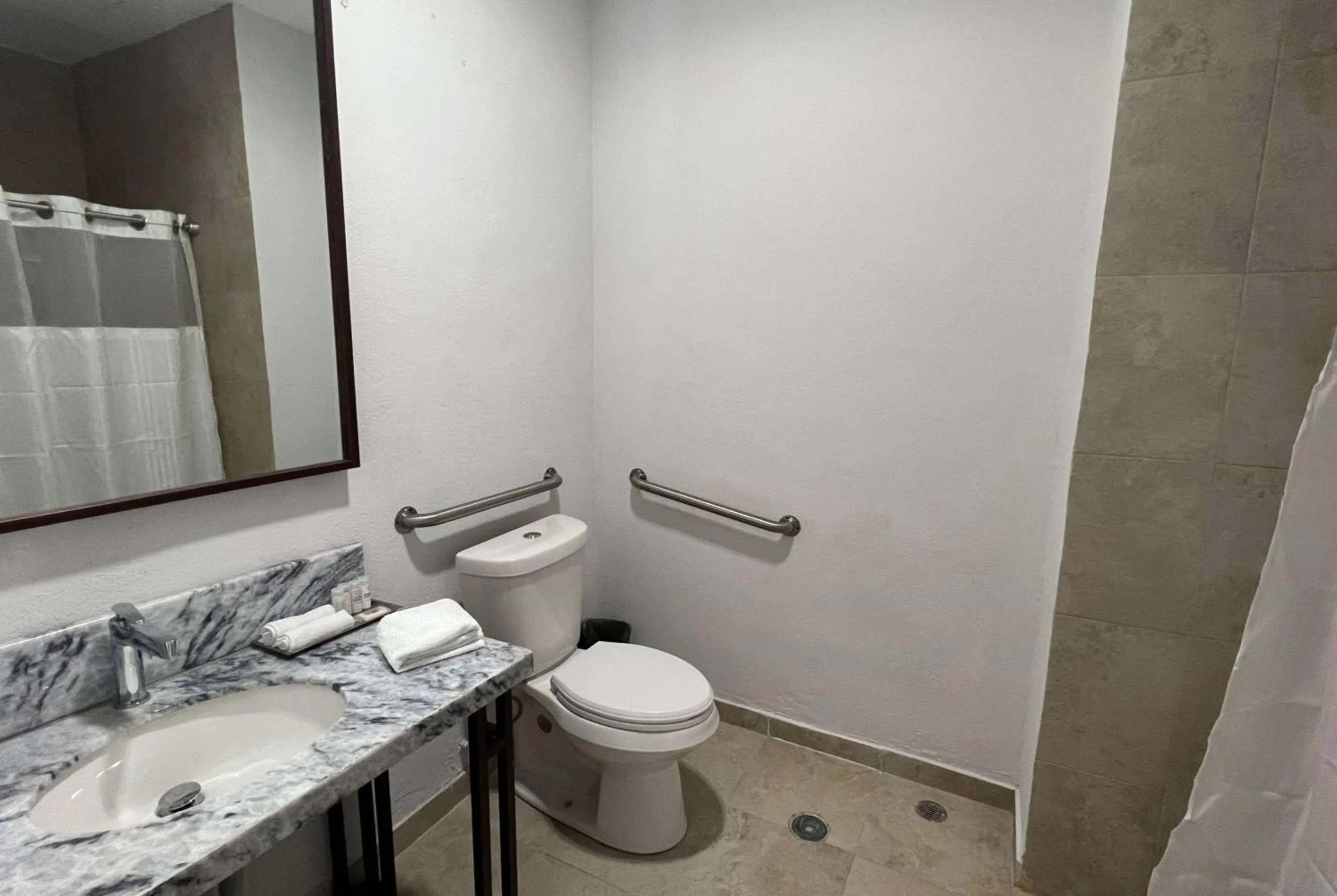 Bathroom in La Quinta by Wyndham Reynosa