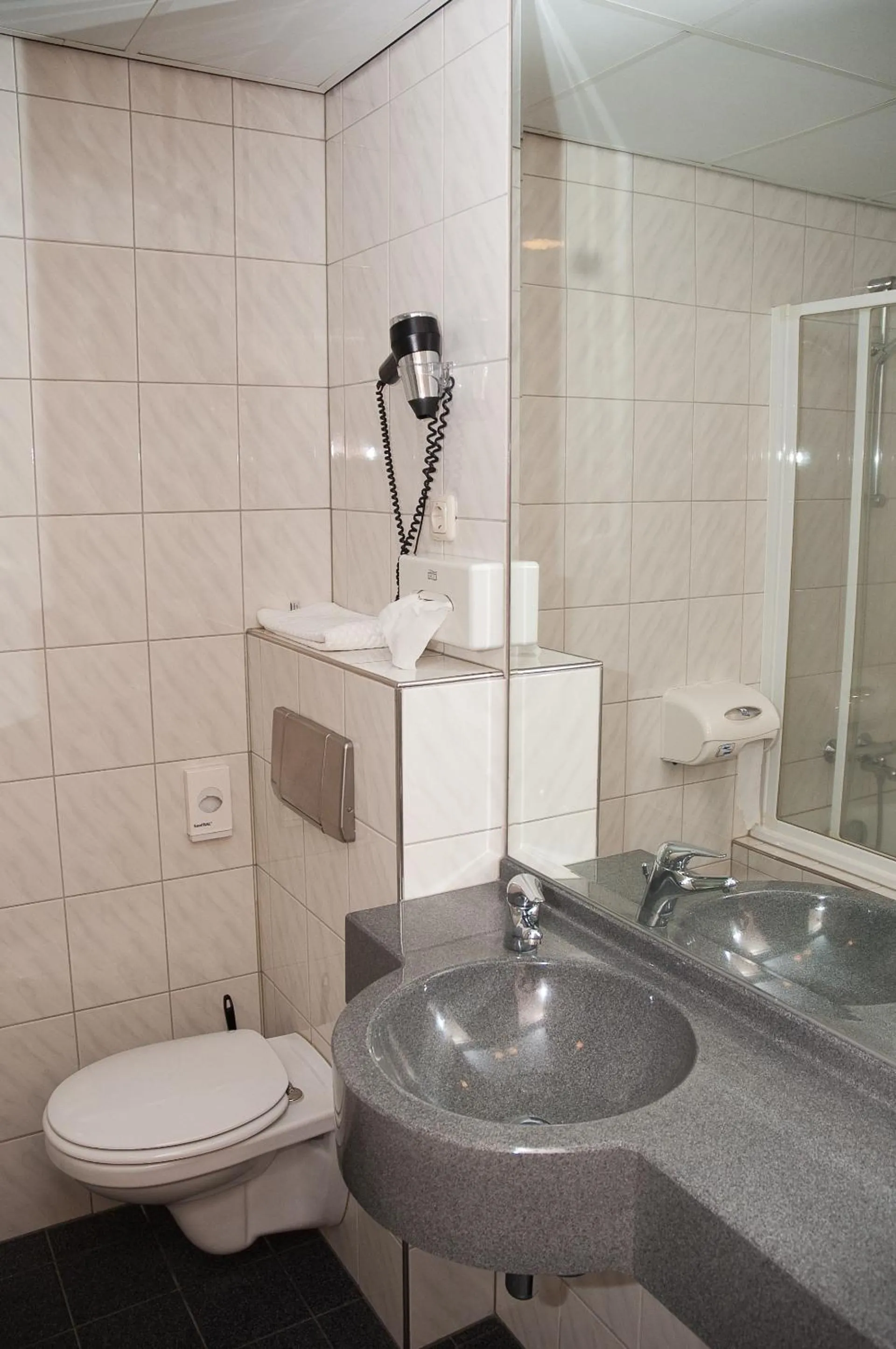 Bathroom in Fletcher Hotel - Restaurant Steenwijk