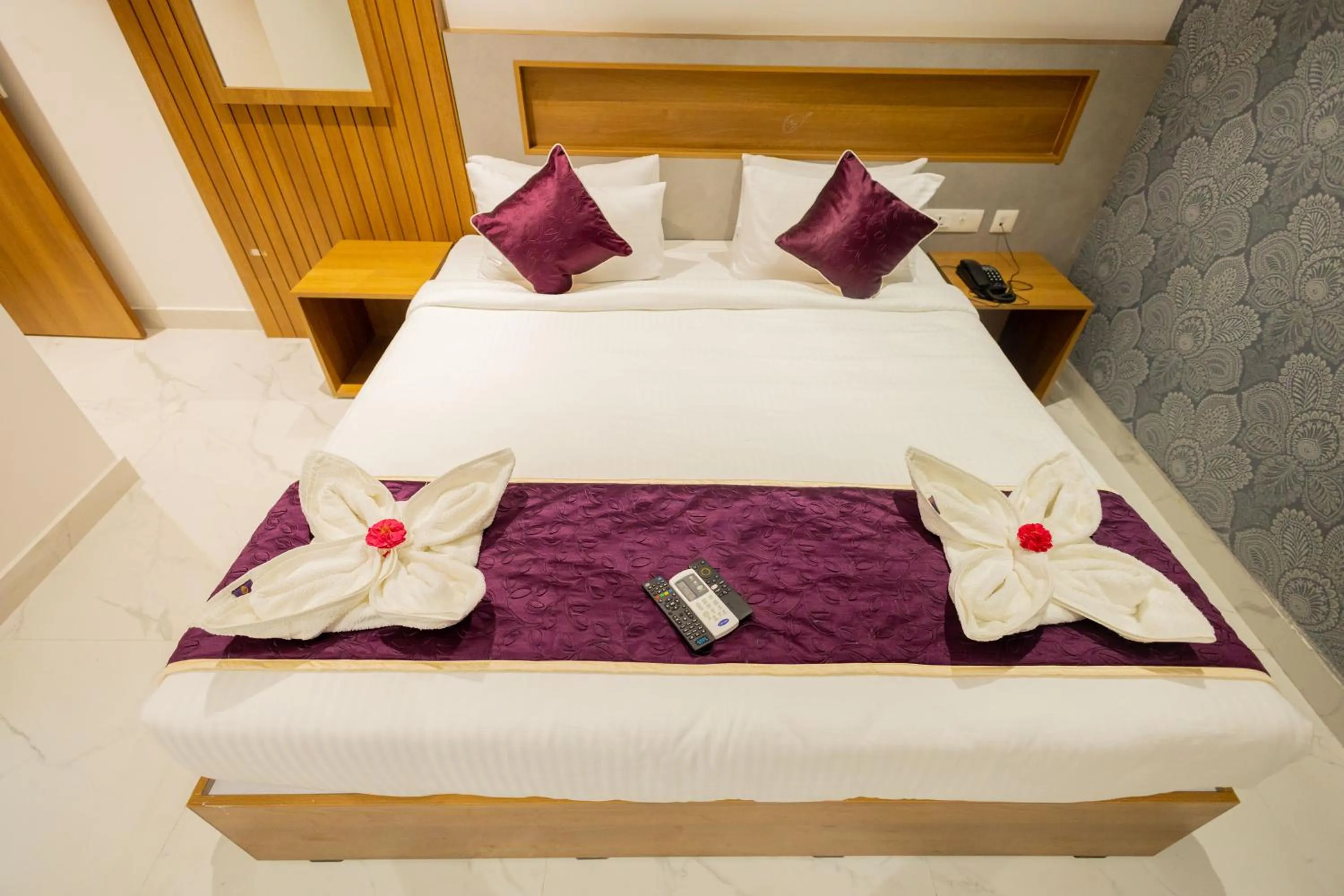 Property building, Bed in HOTEL VARDHA Inn