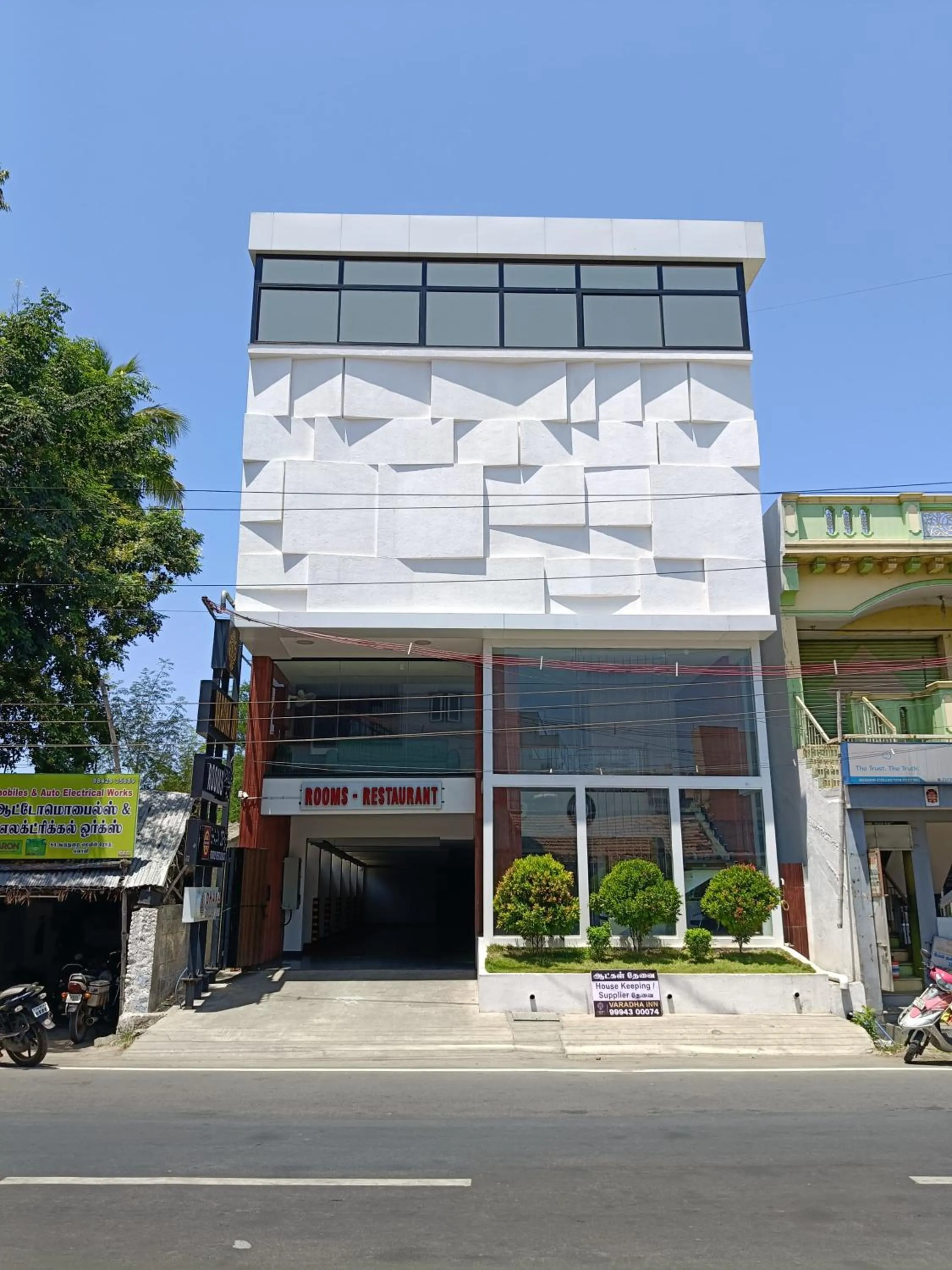 Property building in HOTEL VARDHA Inn