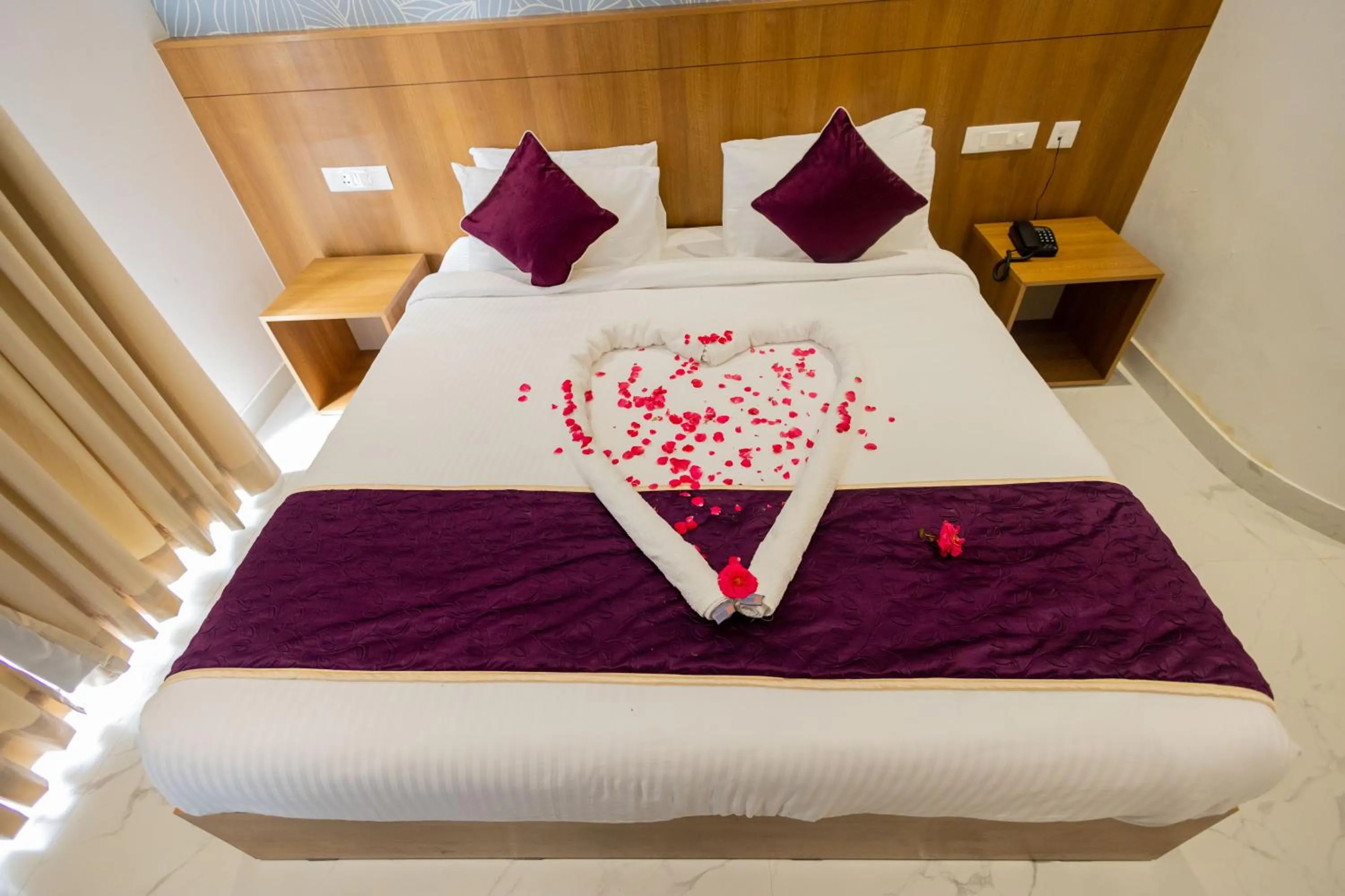 Property building, Bed in HOTEL VARDHA Inn