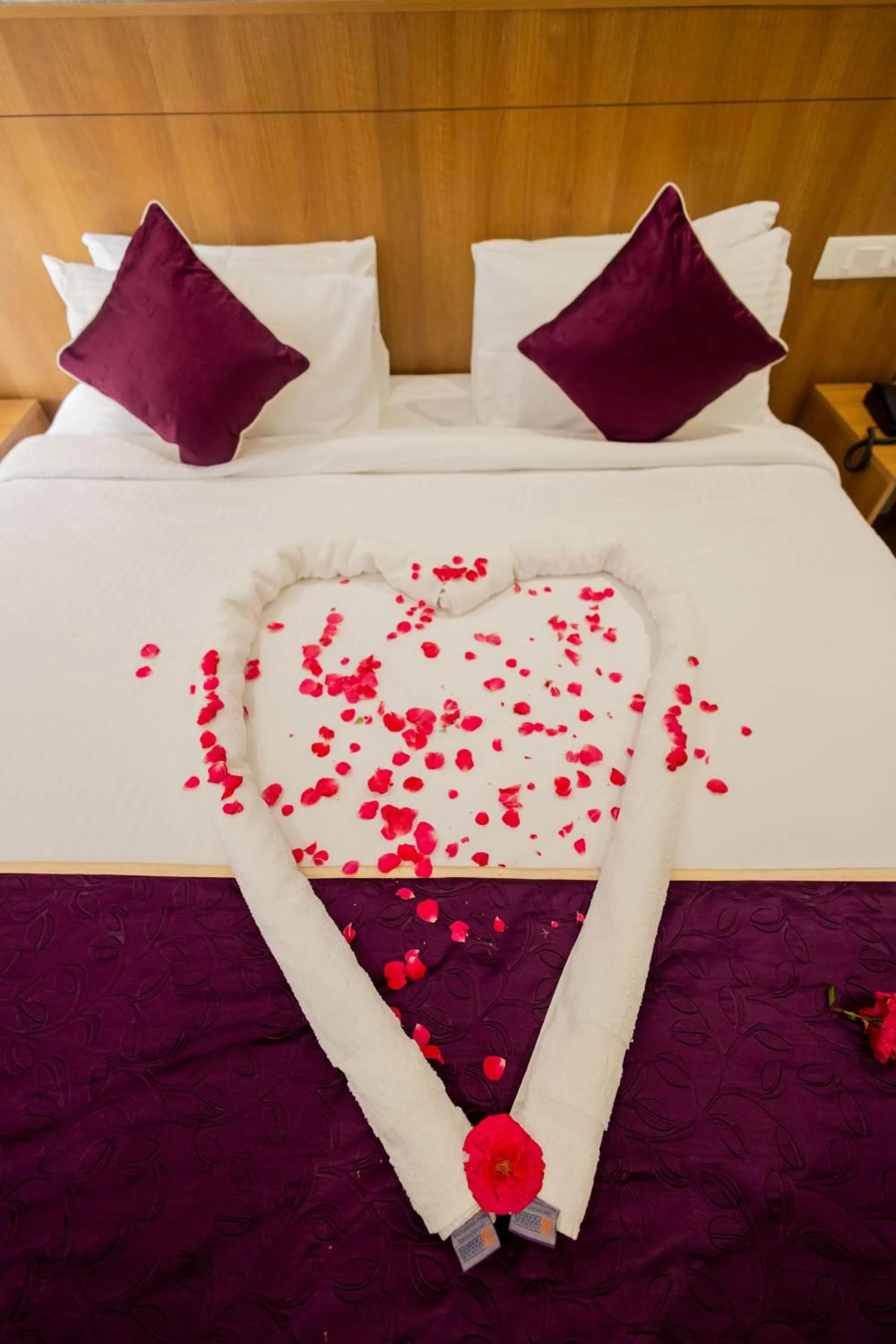 Property building, Bed in HOTEL VARDHA Inn