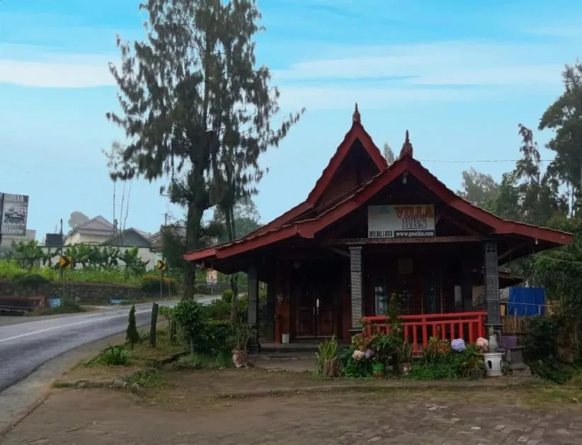 Property building in Yoschi's Hotel Bromo