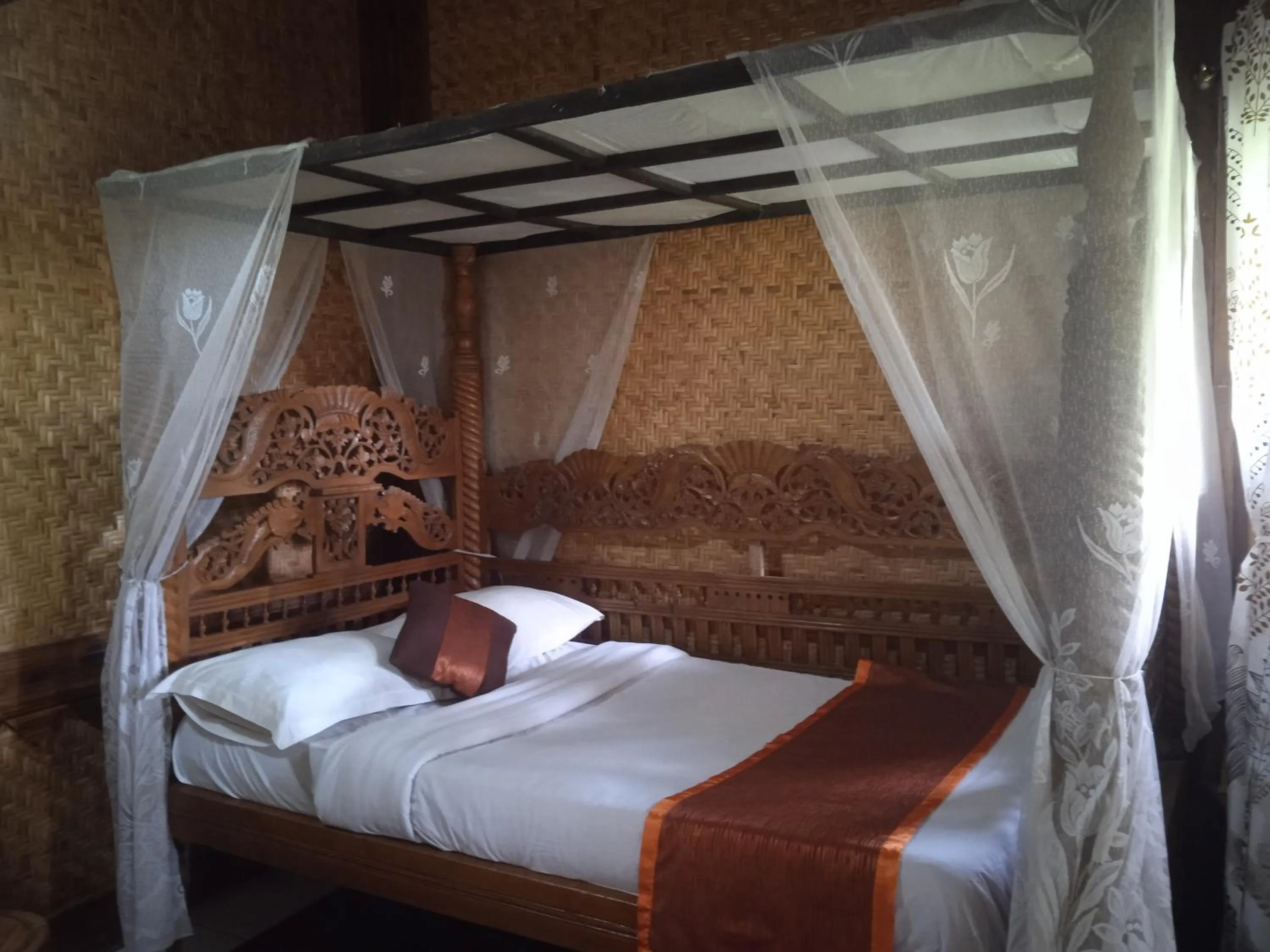 Bed in Yoschi's Hotel Bromo