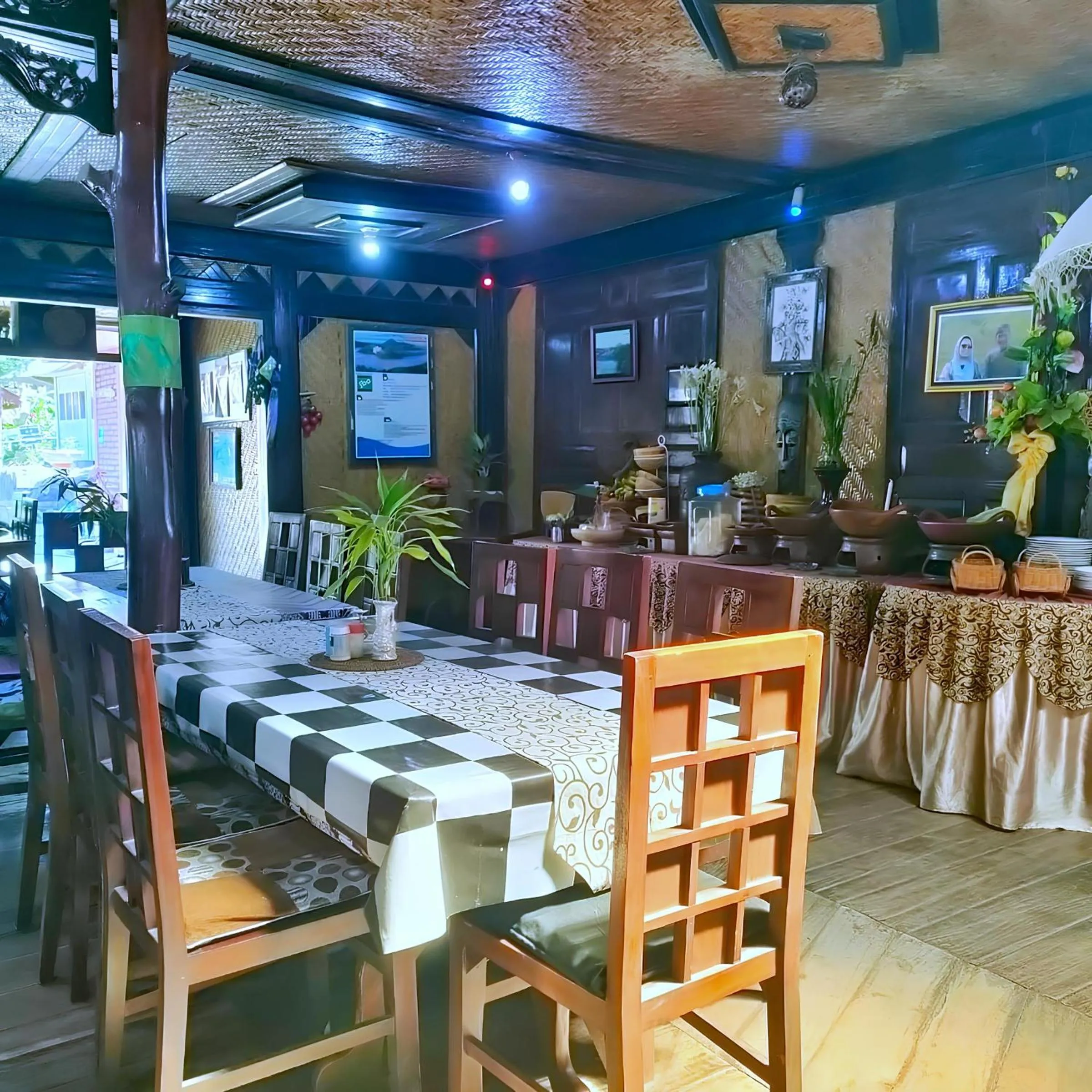 Restaurant/places to eat in Yoschi's Hotel Bromo