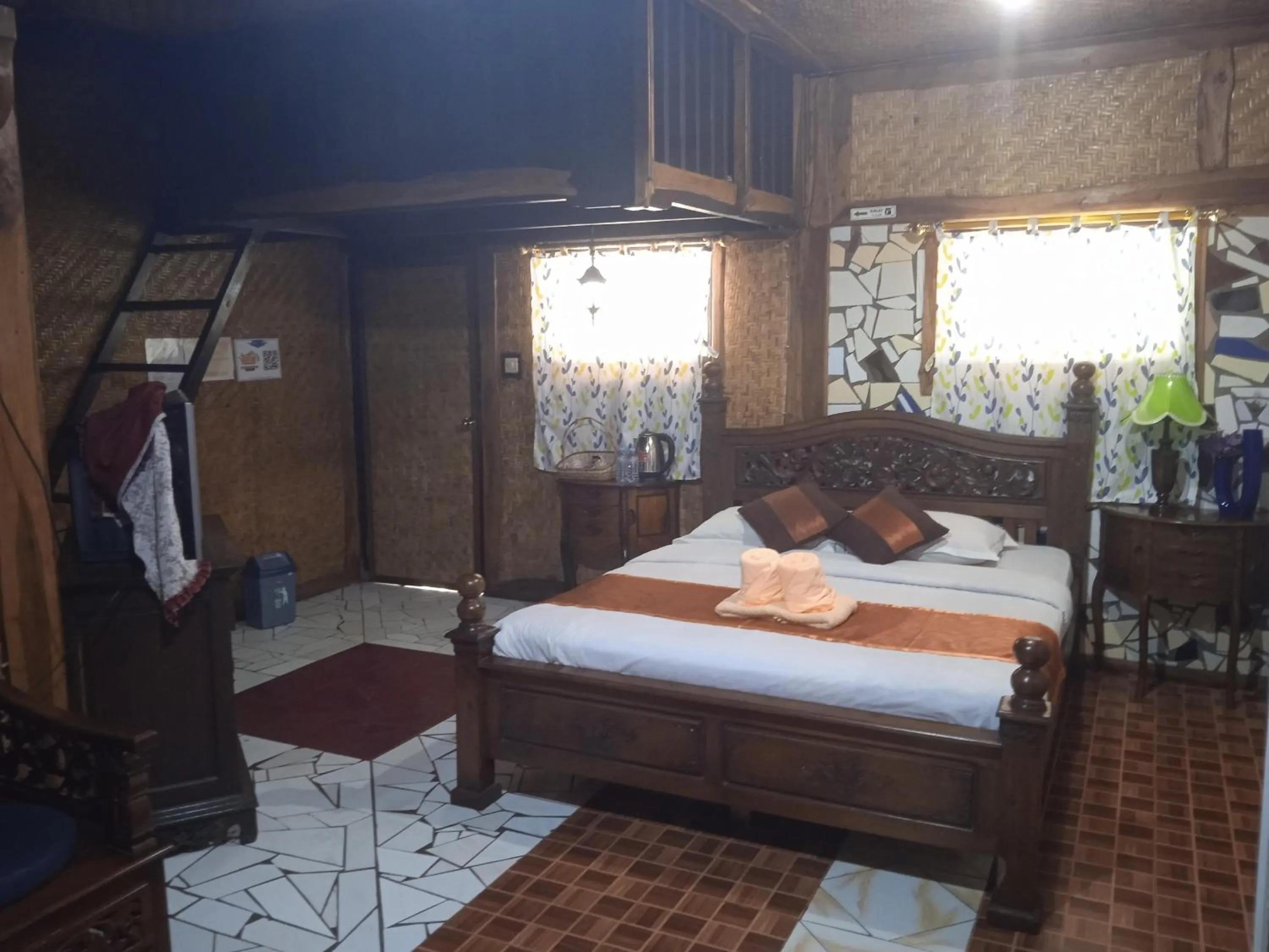 Bed in Yoschi's Hotel Bromo