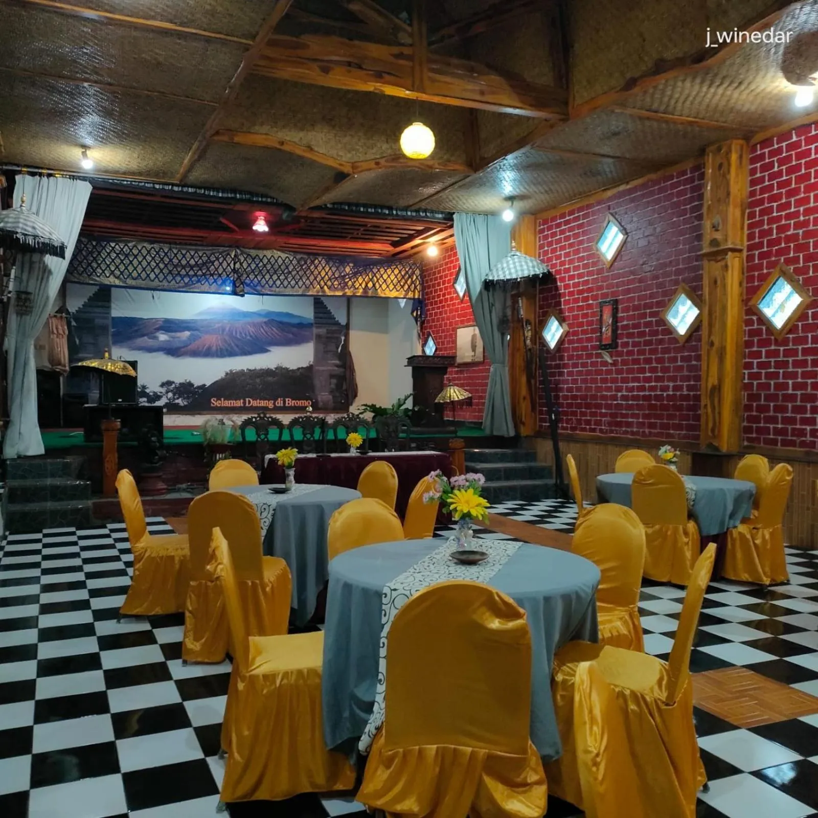 Property building in Yoschi's Hotel Bromo