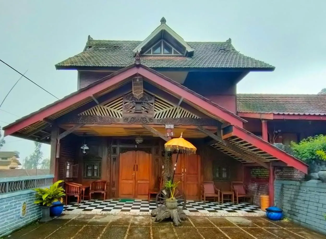 Property building in Yoschi's Hotel Bromo
