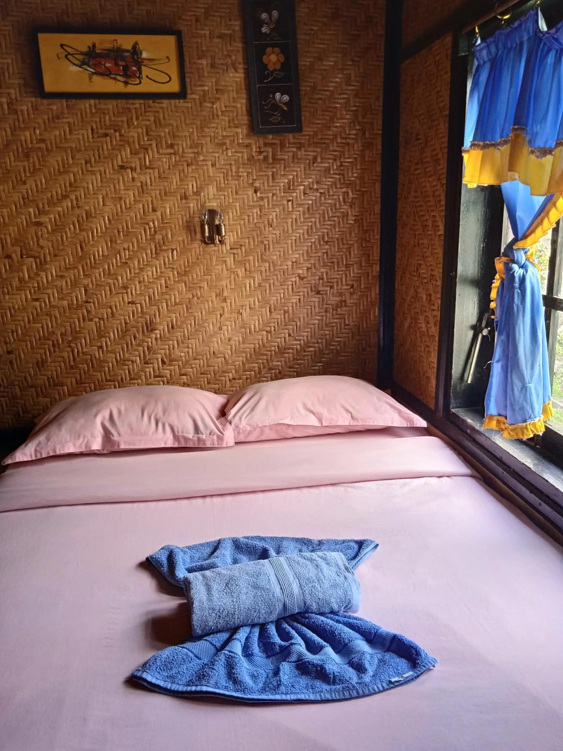 Bed in Yoschi's Hotel Bromo