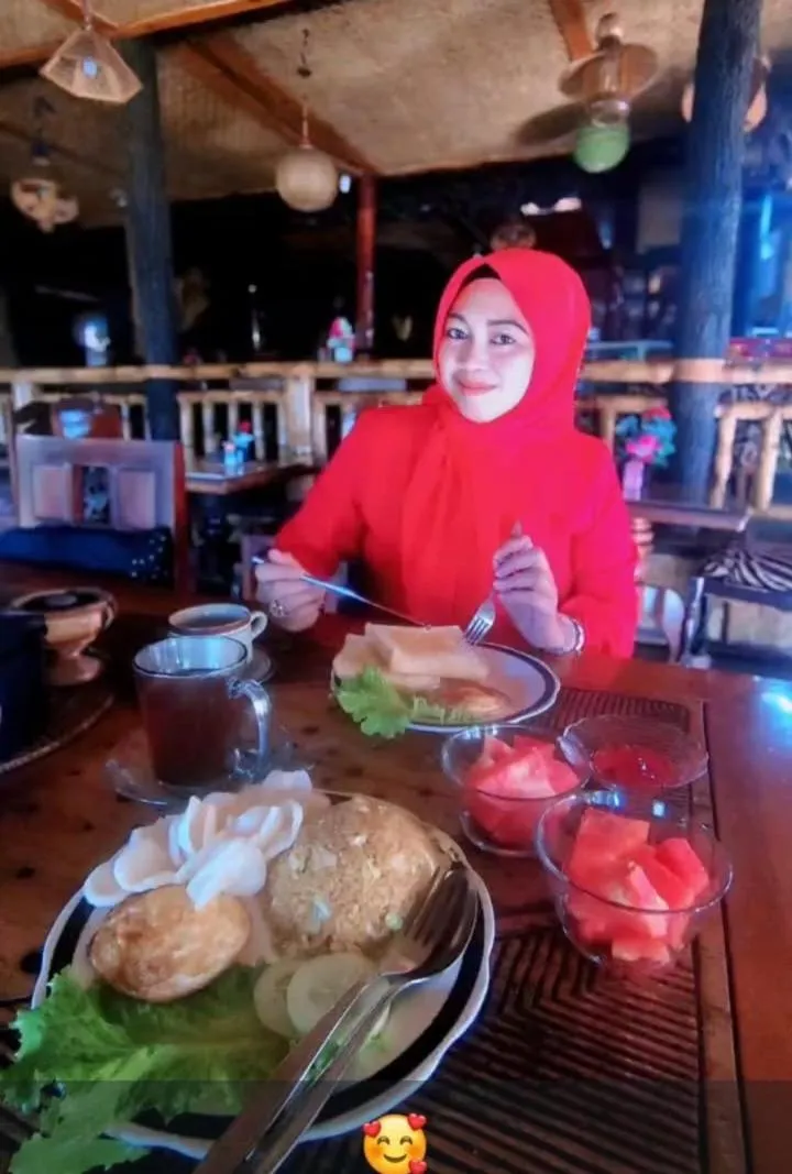 Restaurant/places to eat in Yoschi's Hotel Bromo