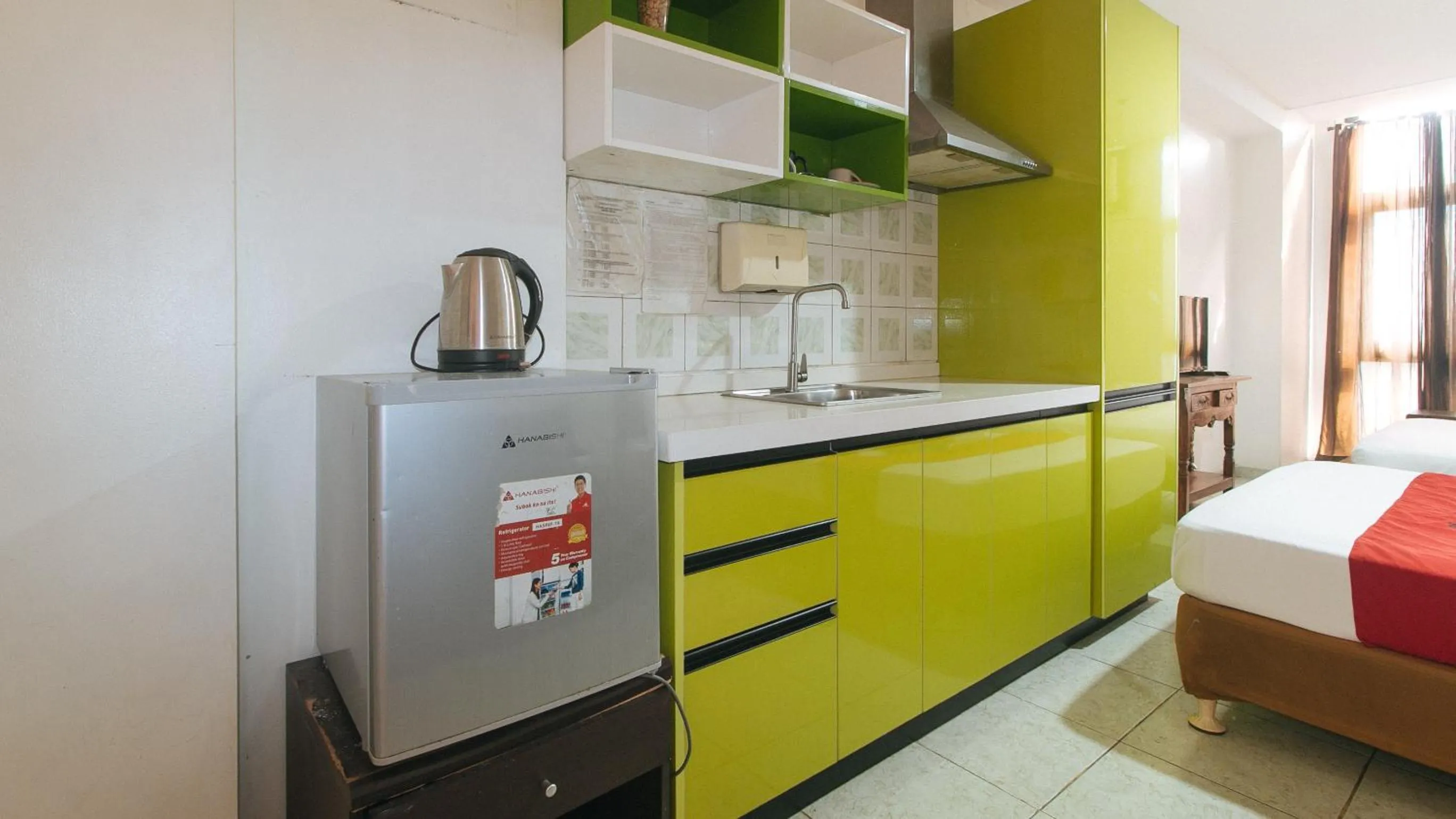 Kitchen or kitchenette, Bed in RedDoorz at TJMG by Bel Air Polaris Makati