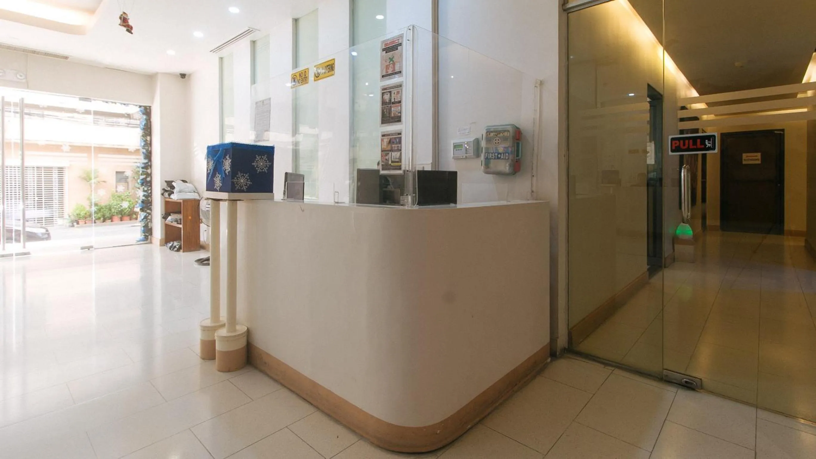 Lobby or reception in RedDoorz at TJMG by Bel Air Polaris Makati