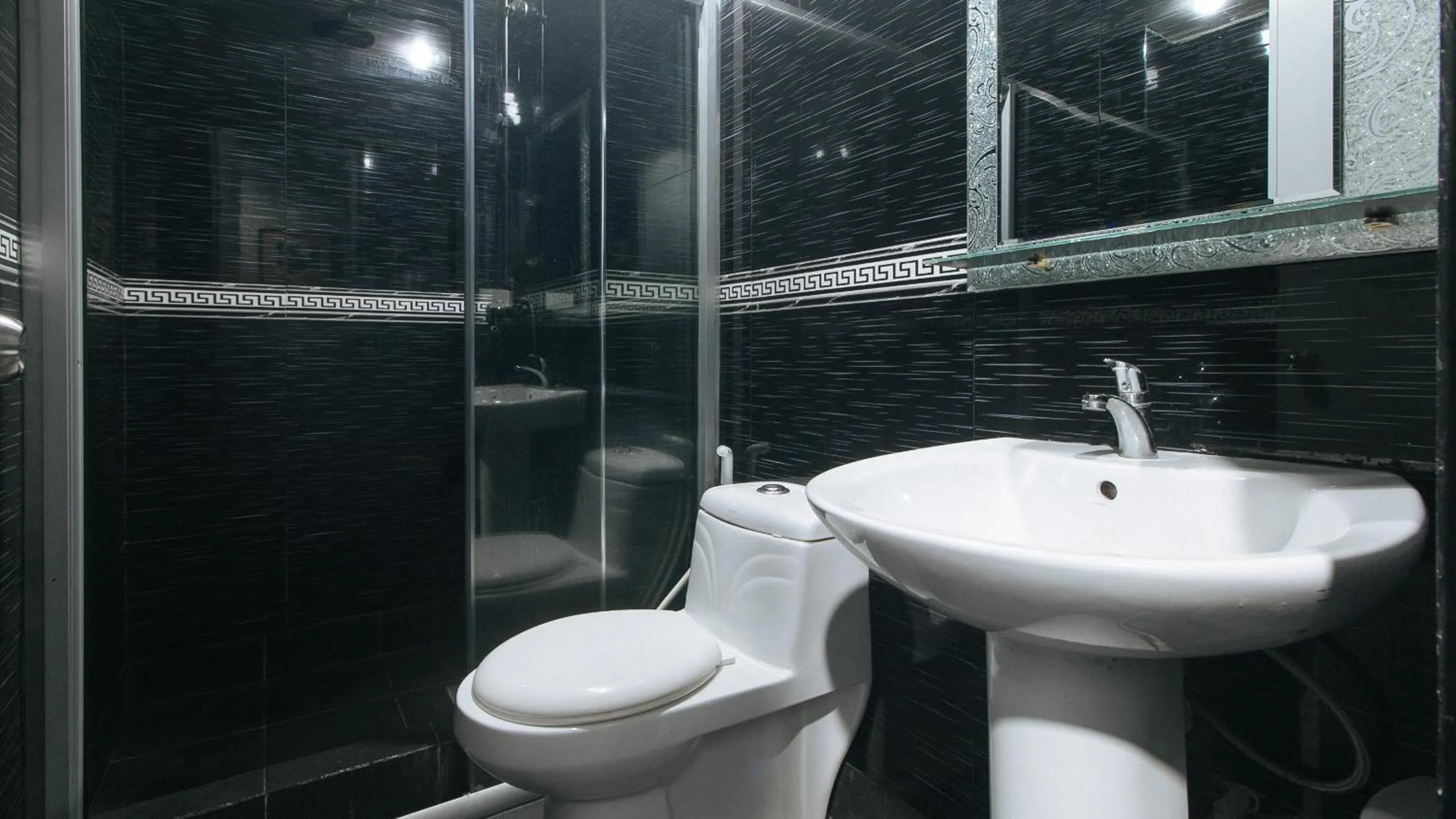 Shower in RedDoorz at TJMG by Bel Air Polaris Makati