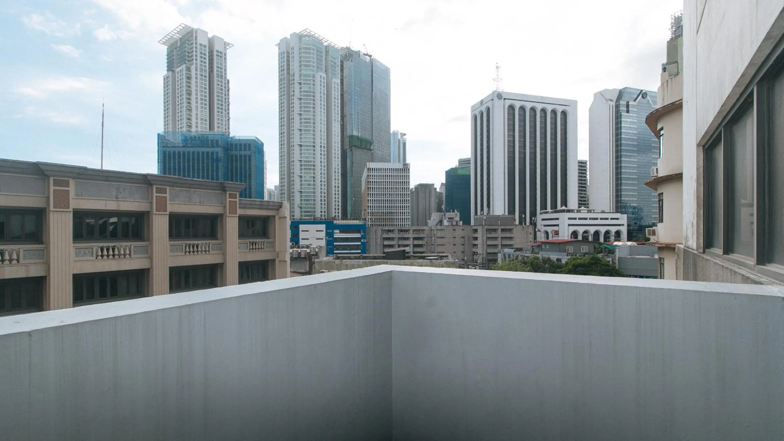 City view in RedDoorz at TJMG by Bel Air Polaris Makati