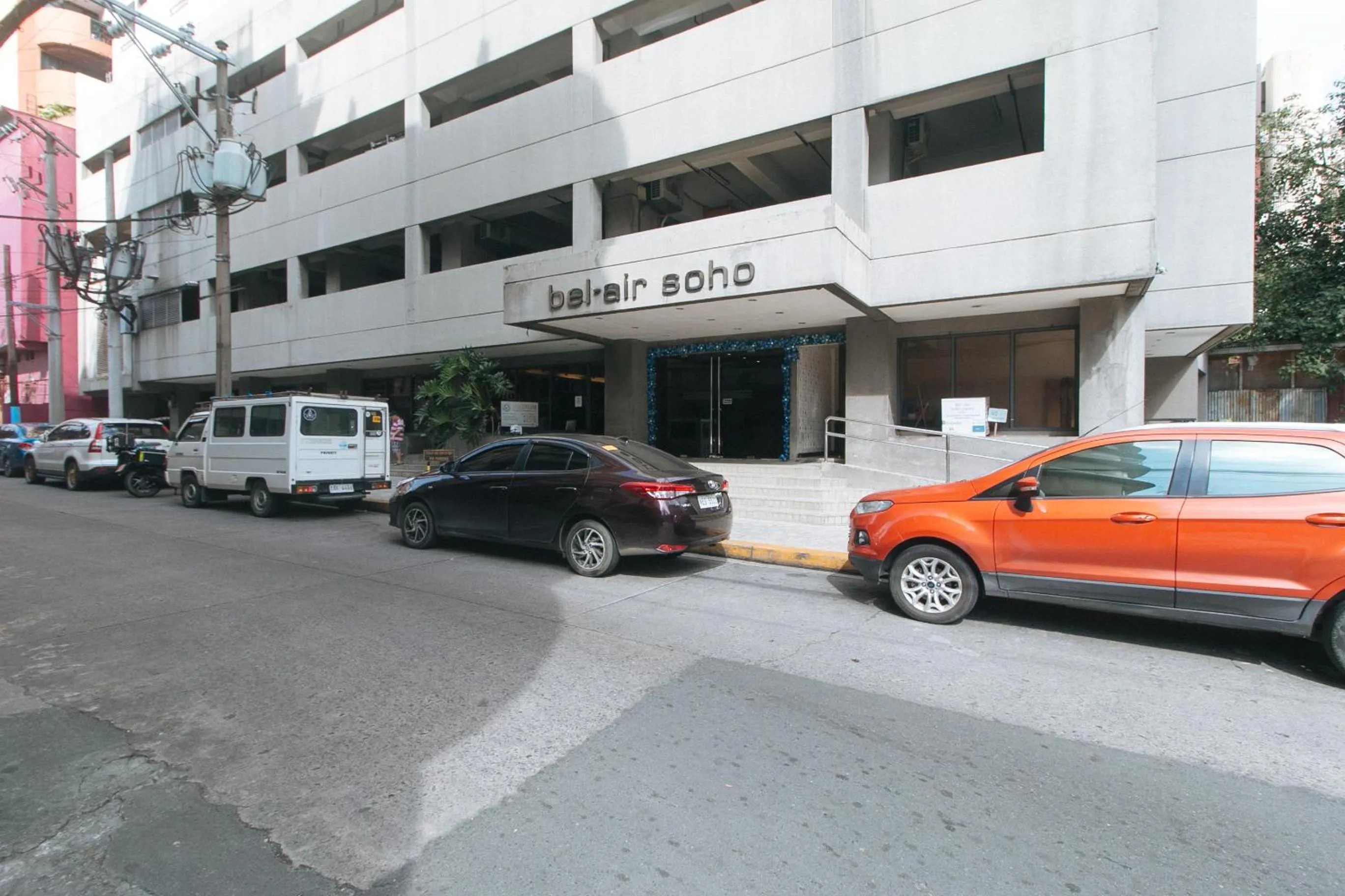 Day in RedDoorz at TJMG by Bel Air Polaris Makati