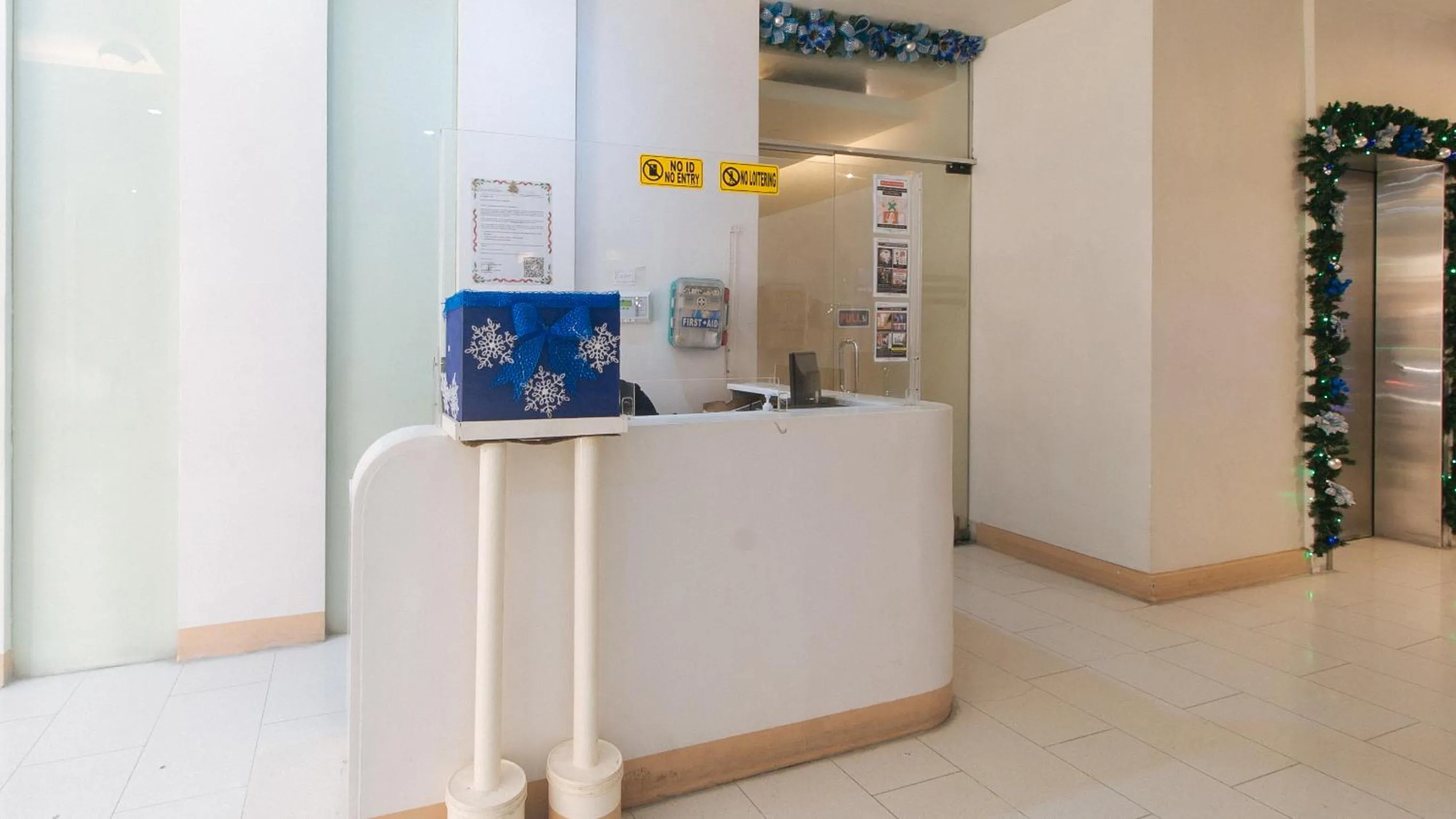 Lobby or reception in RedDoorz at TJMG by Bel Air Polaris Makati