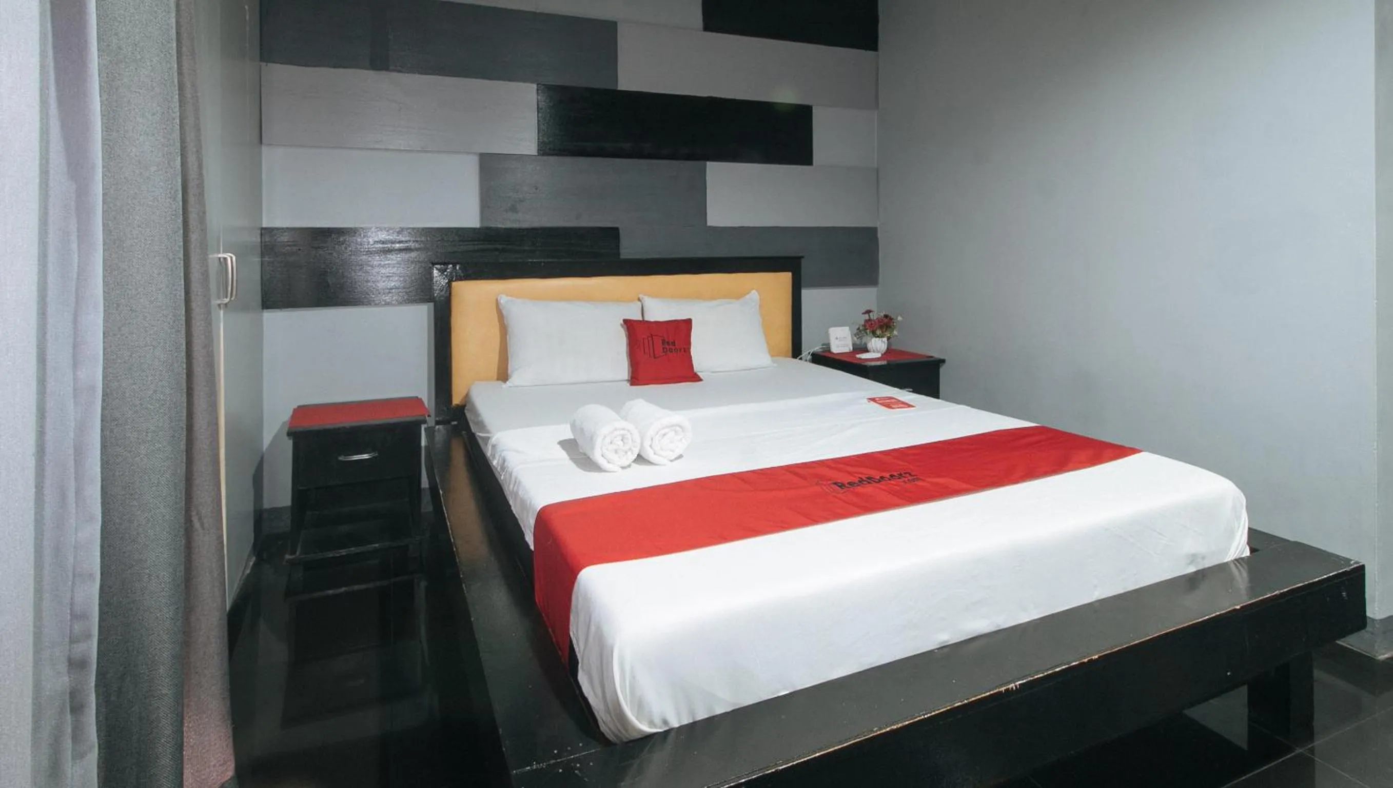 Bed in RedDoorz at TJMG by Bel Air Polaris Makati