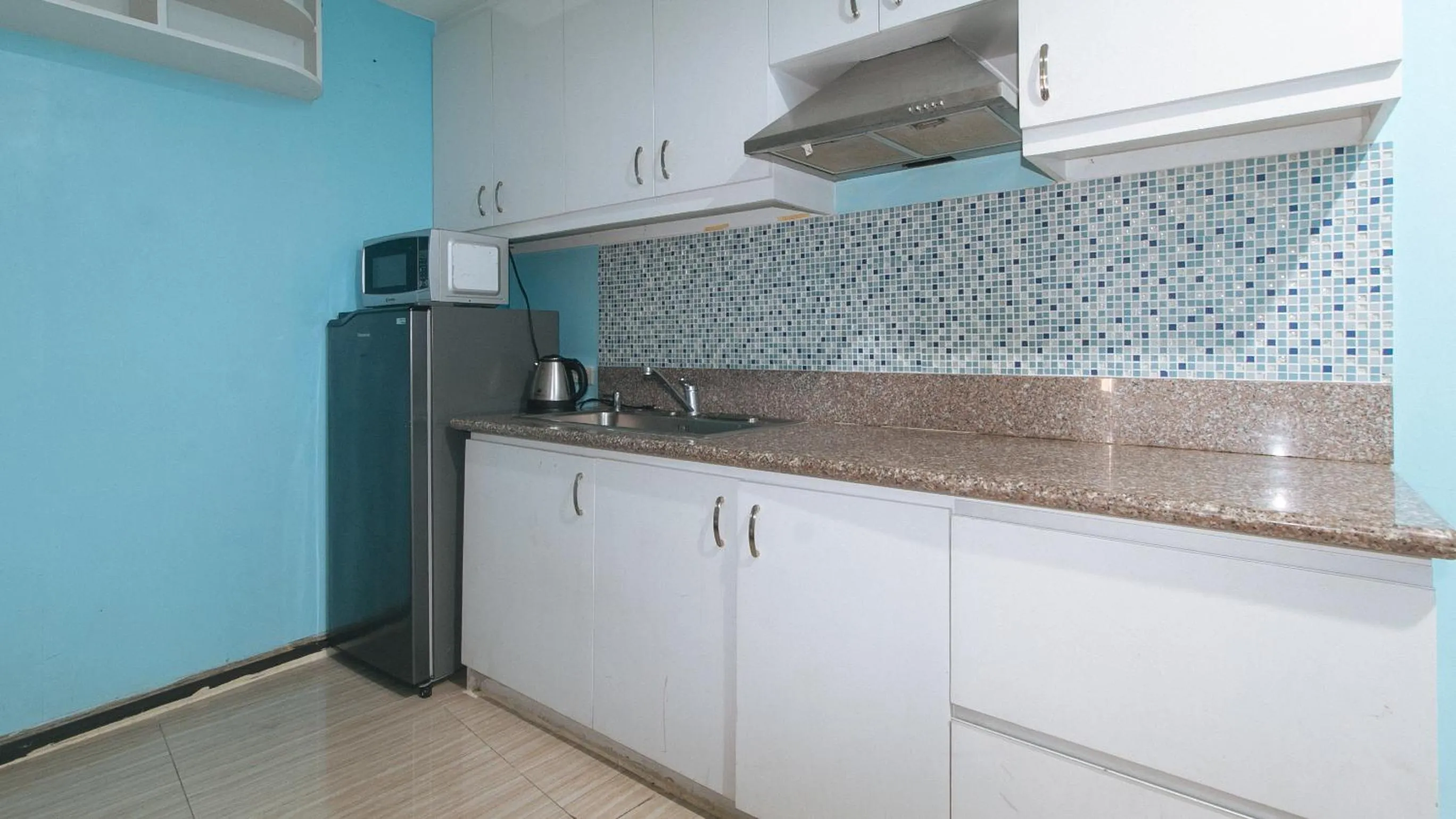 Kitchen or kitchenette in RedDoorz at TJMG by Bel Air Polaris Makati