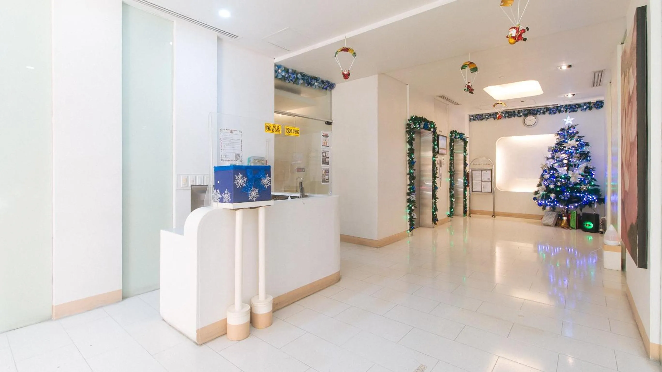 Lobby or reception in RedDoorz at TJMG by Bel Air Polaris Makati